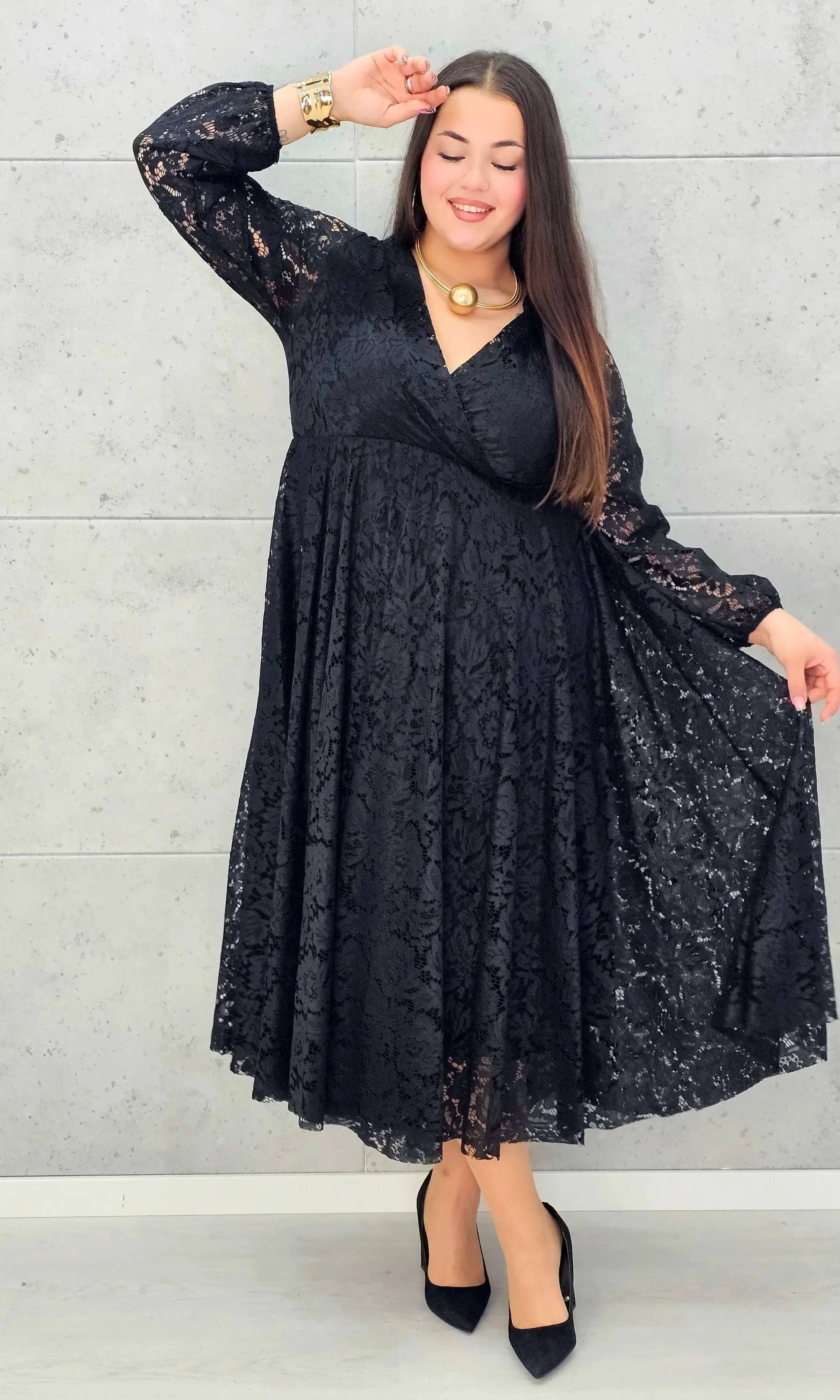 Sukienka koronkowa plus size z kopertowym dekoltem – elegancka midi Stylowa XL - Stylowa XL