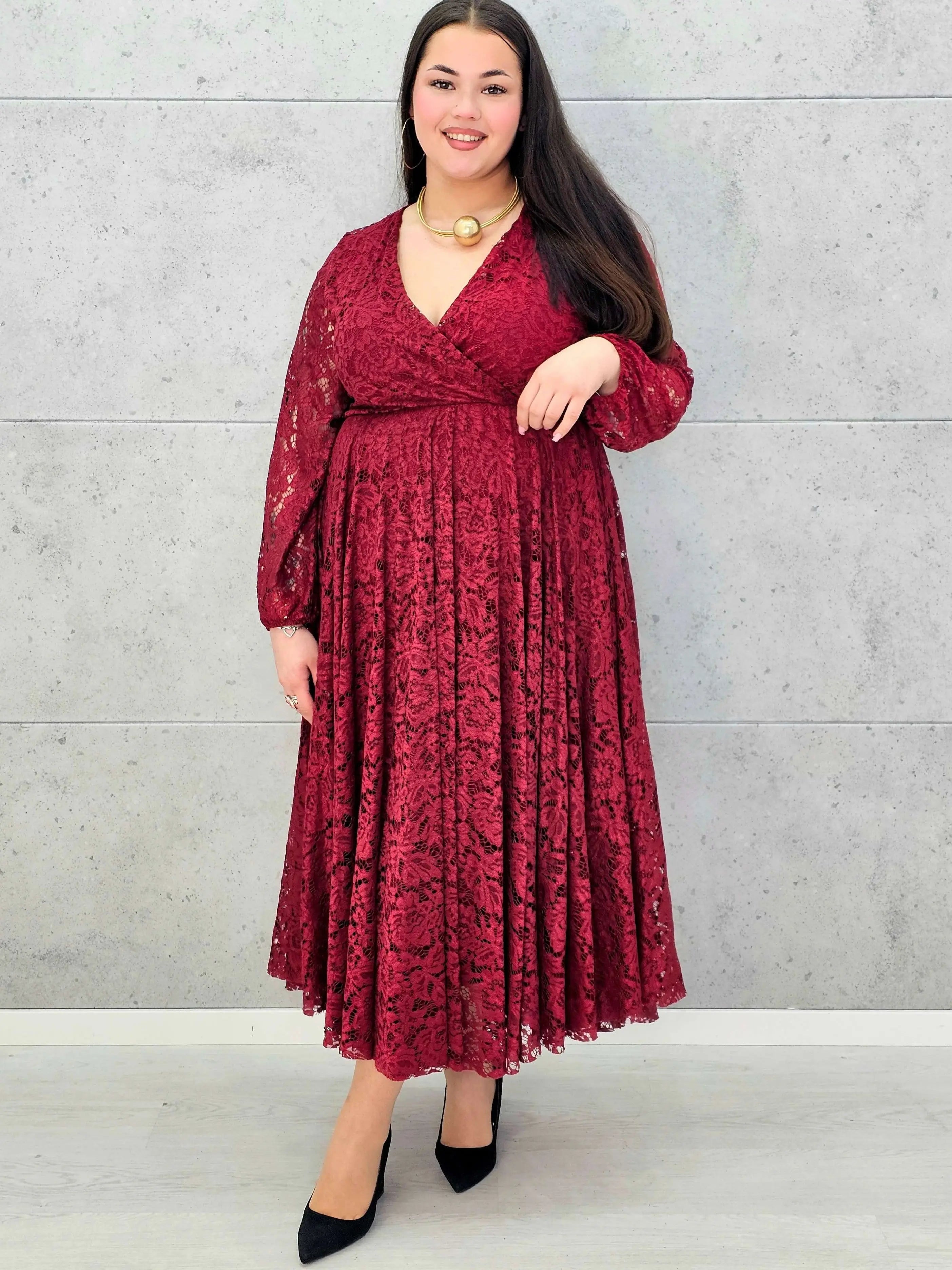 Sukienka koronkowa plus size z kopertowym dekoltem – elegancka midi Stylowa XL - Stylowa XL