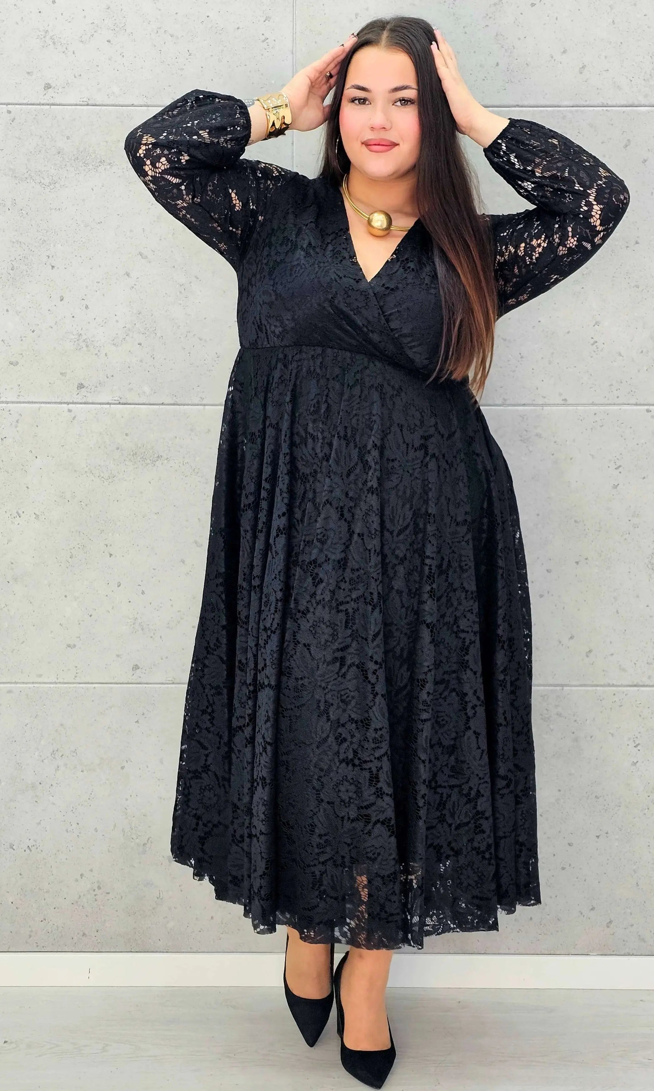 Sukienka koronkowa plus size z kopertowym dekoltem – elegancka midi Stylowa XL - Stylowa XL