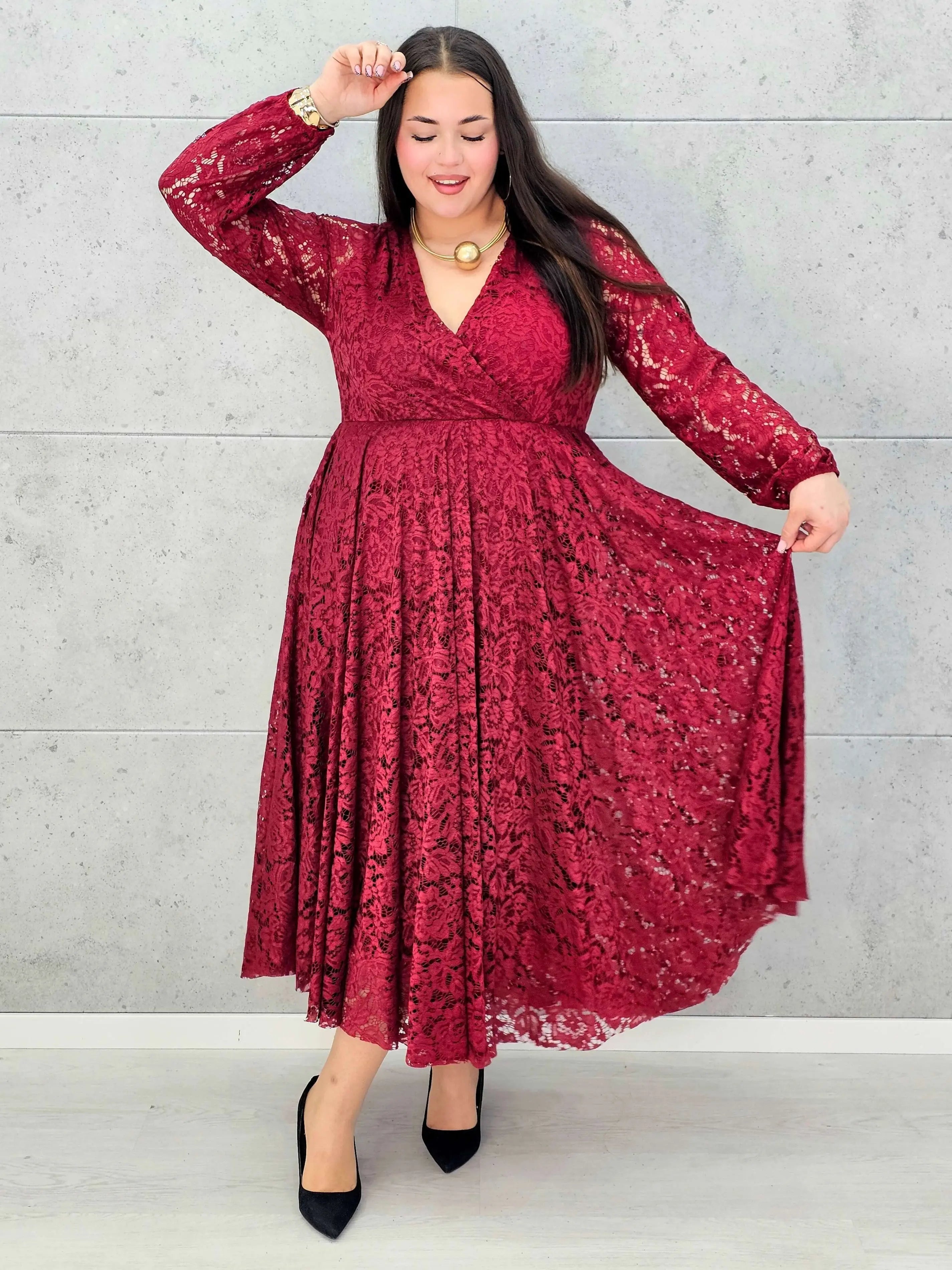 Sukienka koronkowa plus size z kopertowym dekoltem – elegancka midi Stylowa XL - Stylowa XL
