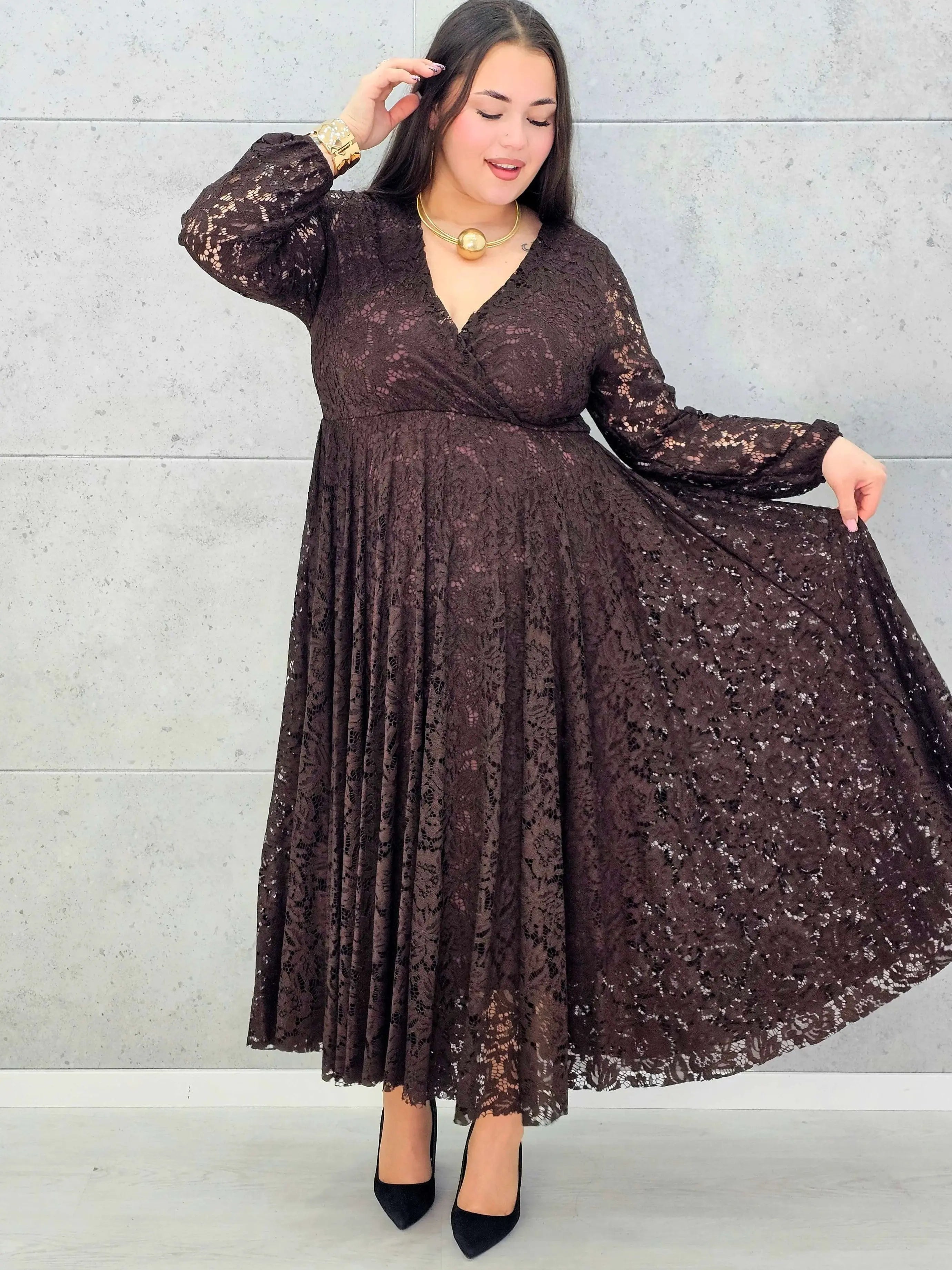 Sukienka koronkowa plus size z kopertowym dekoltem – elegancka midi Stylowa XL - Stylowa XL