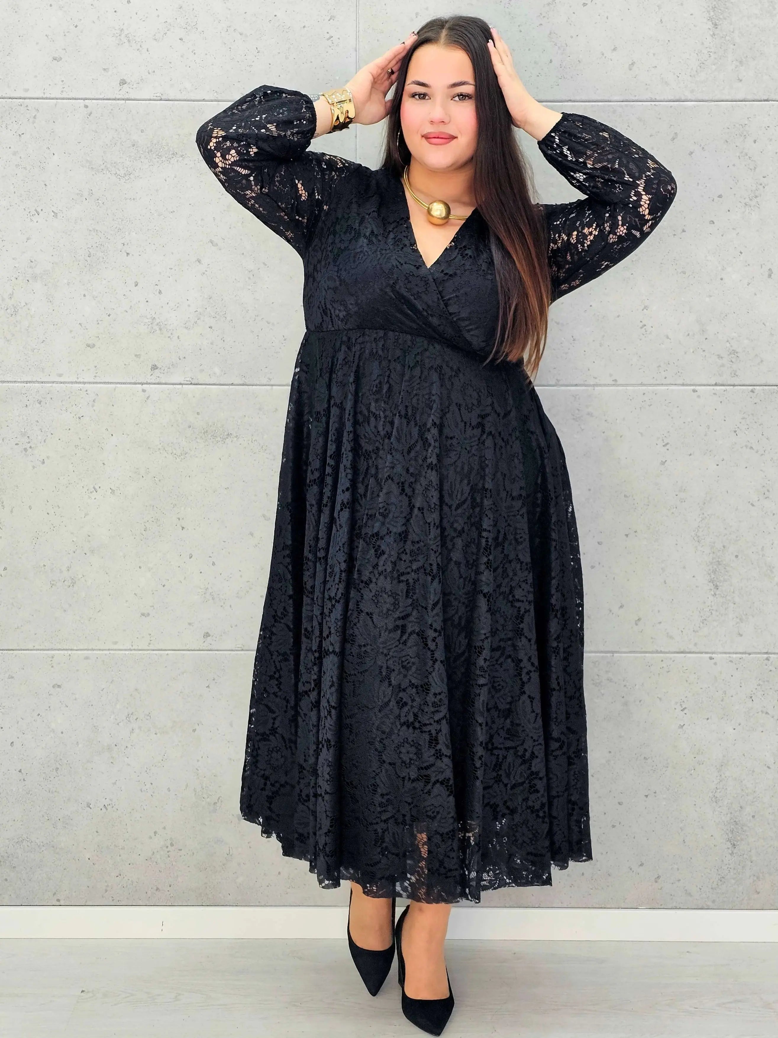 Sukienka koronkowa plus size z kopertowym dekoltem – elegancka midi Stylowa XL - Stylowa XL