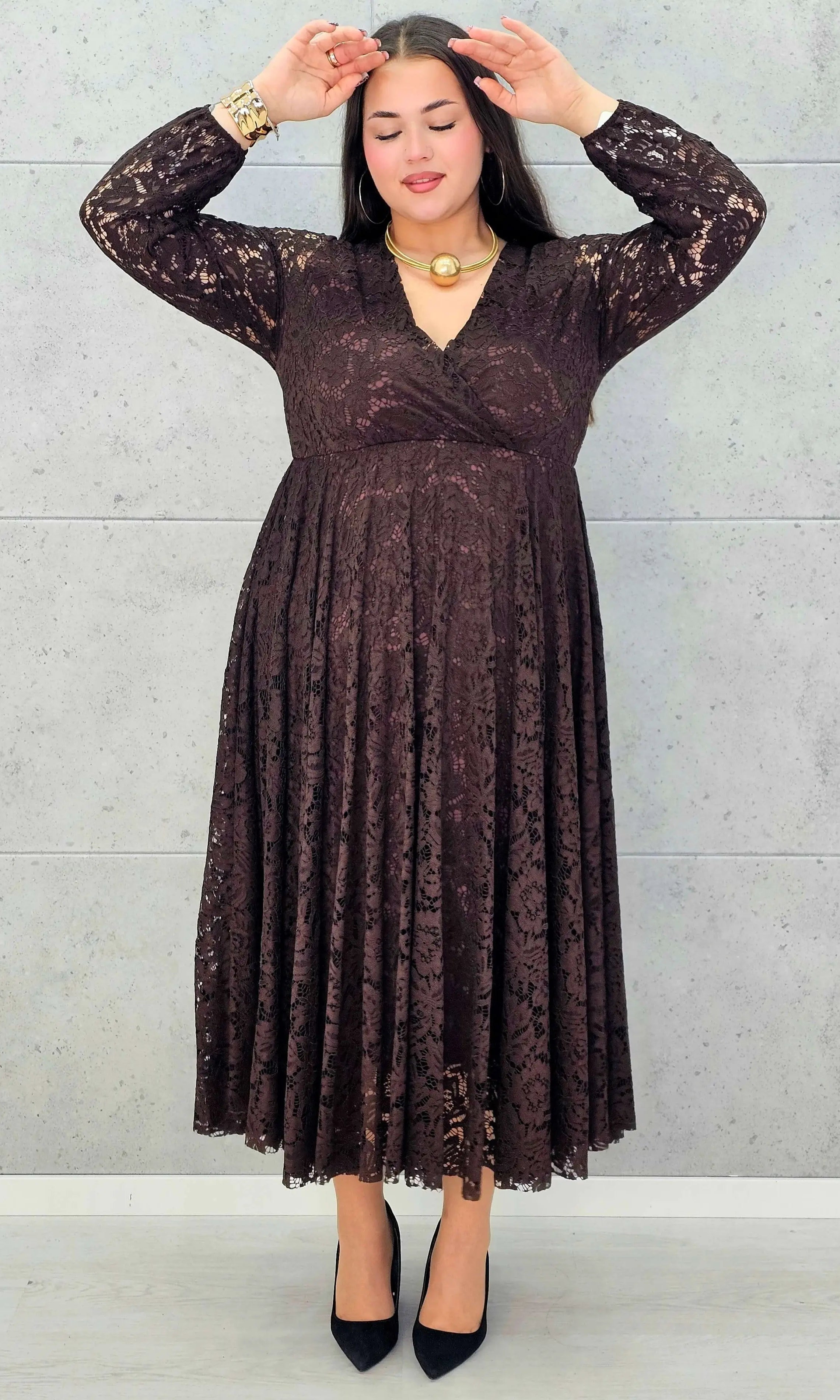 Sukienka koronkowa plus size z kopertowym dekoltem – elegancka midi Stylowa XL - Stylowa XL