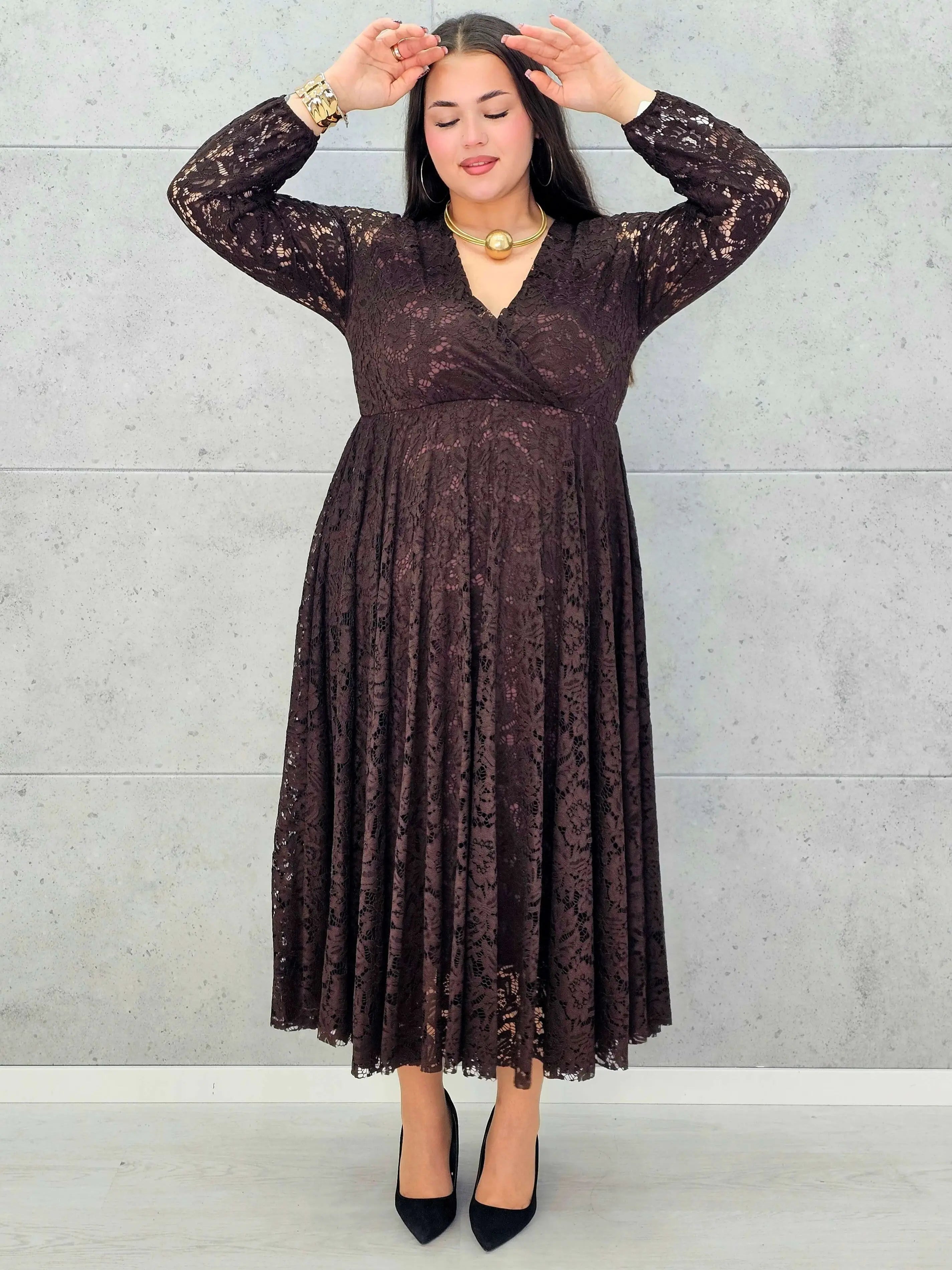 Sukienka koronkowa plus size z kopertowym dekoltem – elegancka midi Stylowa XL - Stylowa XL