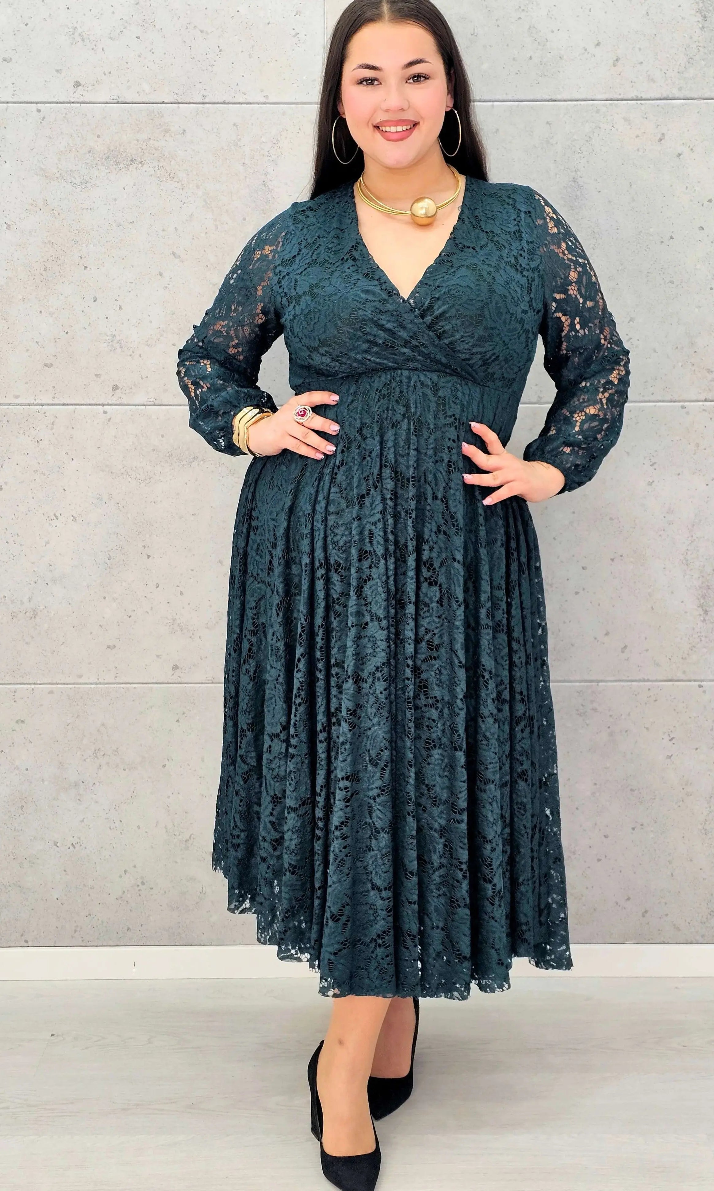 Sukienka koronkowa plus size z kopertowym dekoltem – elegancka midi Stylowa XL - Stylowa XL