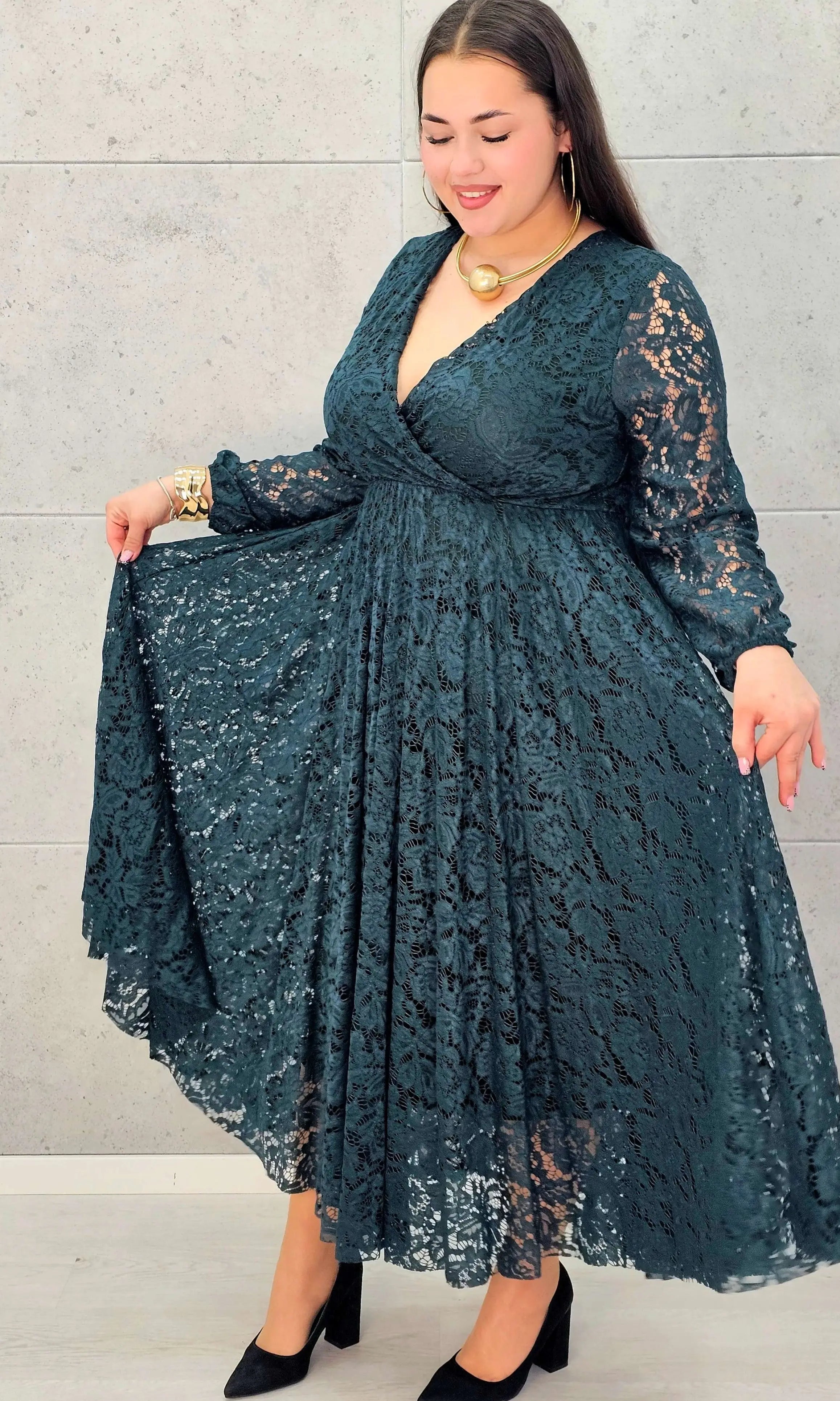 Sukienka koronkowa plus size z kopertowym dekoltem – elegancka midi Stylowa XL - Stylowa XL