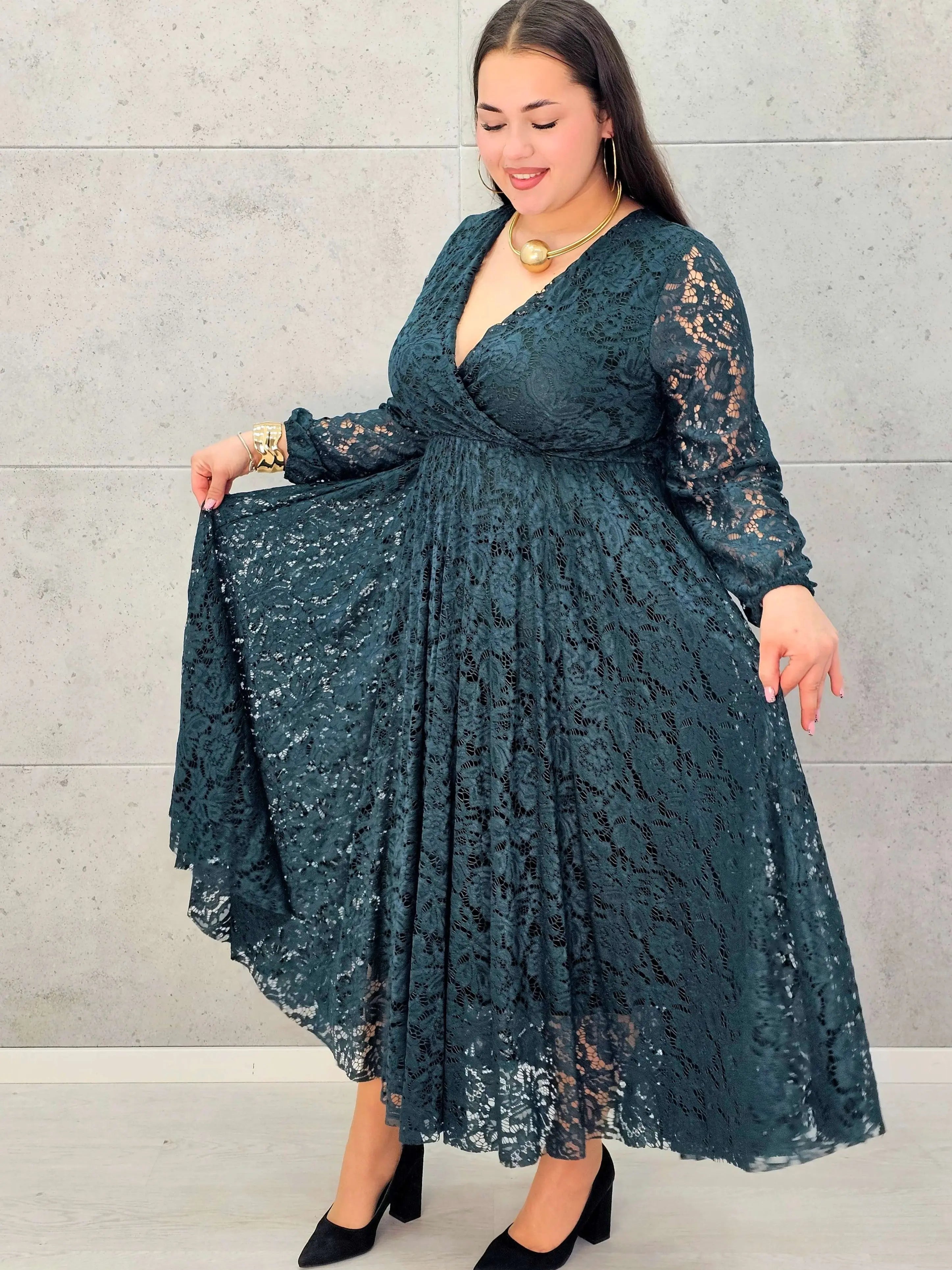 Sukienka koronkowa plus size z kopertowym dekoltem – elegancka midi Stylowa XL - Stylowa XL