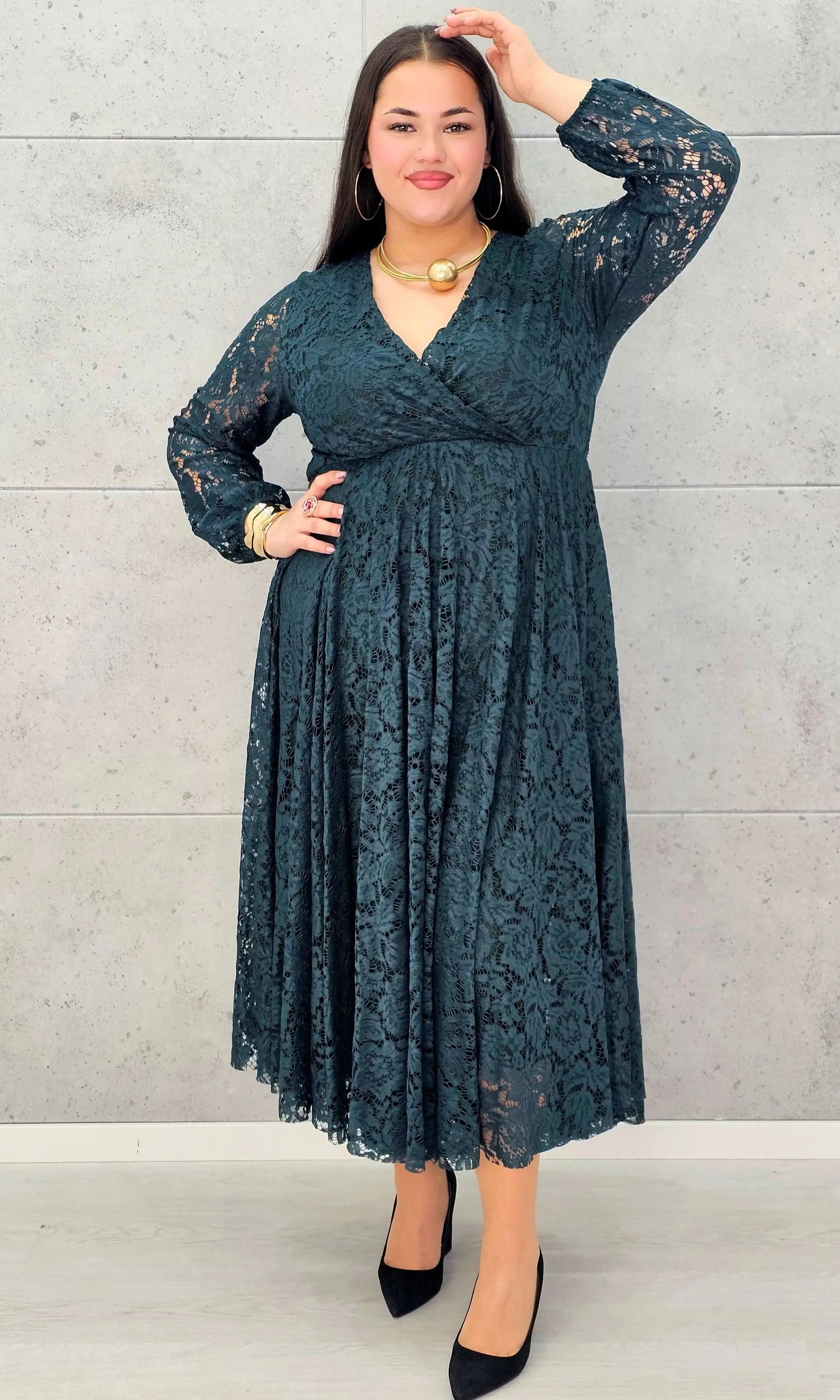 Sukienka koronkowa plus size z kopertowym dekoltem – elegancka midi Stylowa XL - Stylowa XL