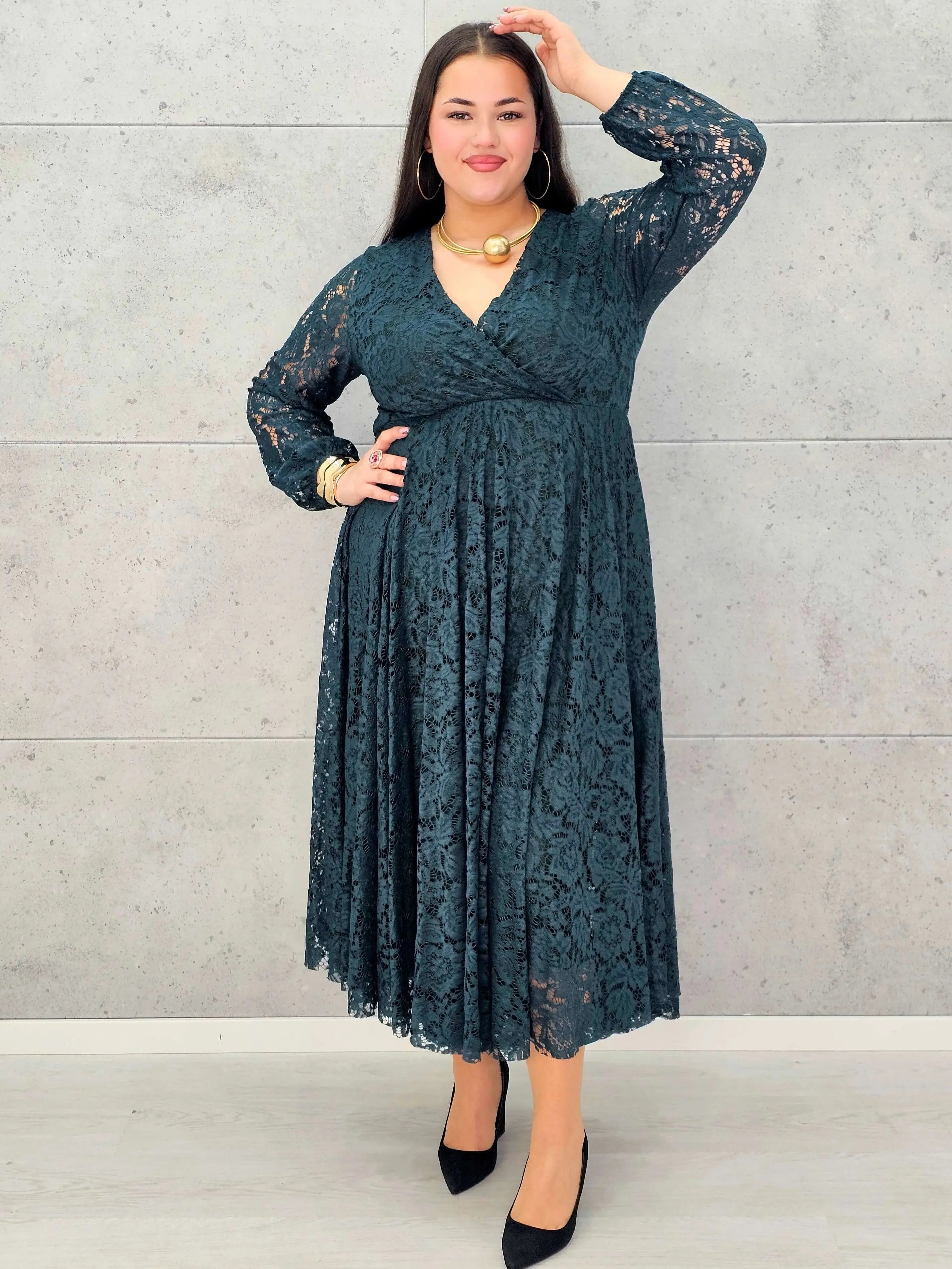 Sukienka koronkowa plus size z kopertowym dekoltem – elegancka midi Stylowa XL - Stylowa XL