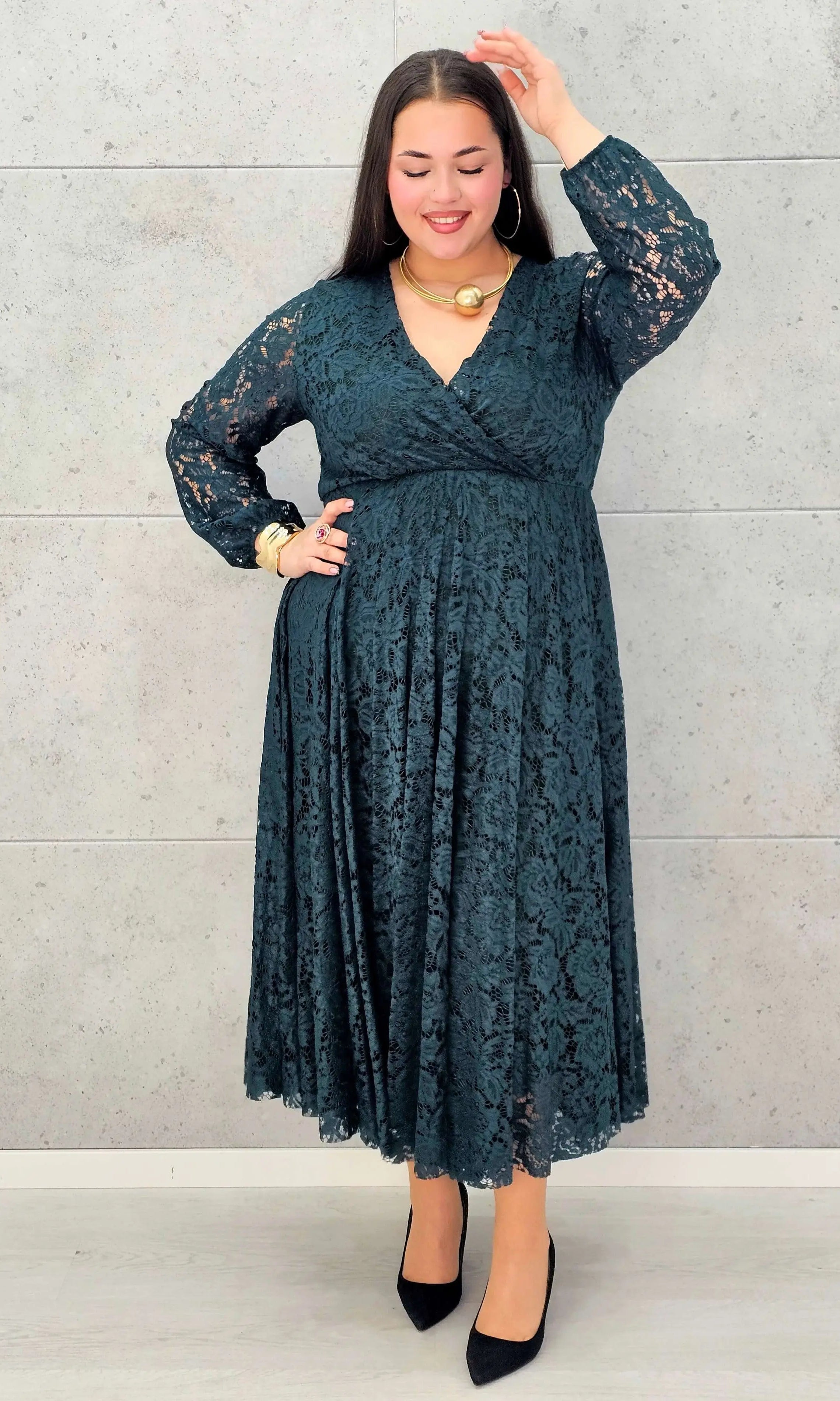 Sukienka koronkowa plus size z kopertowym dekoltem – elegancka midi Stylowa XL - Stylowa XL