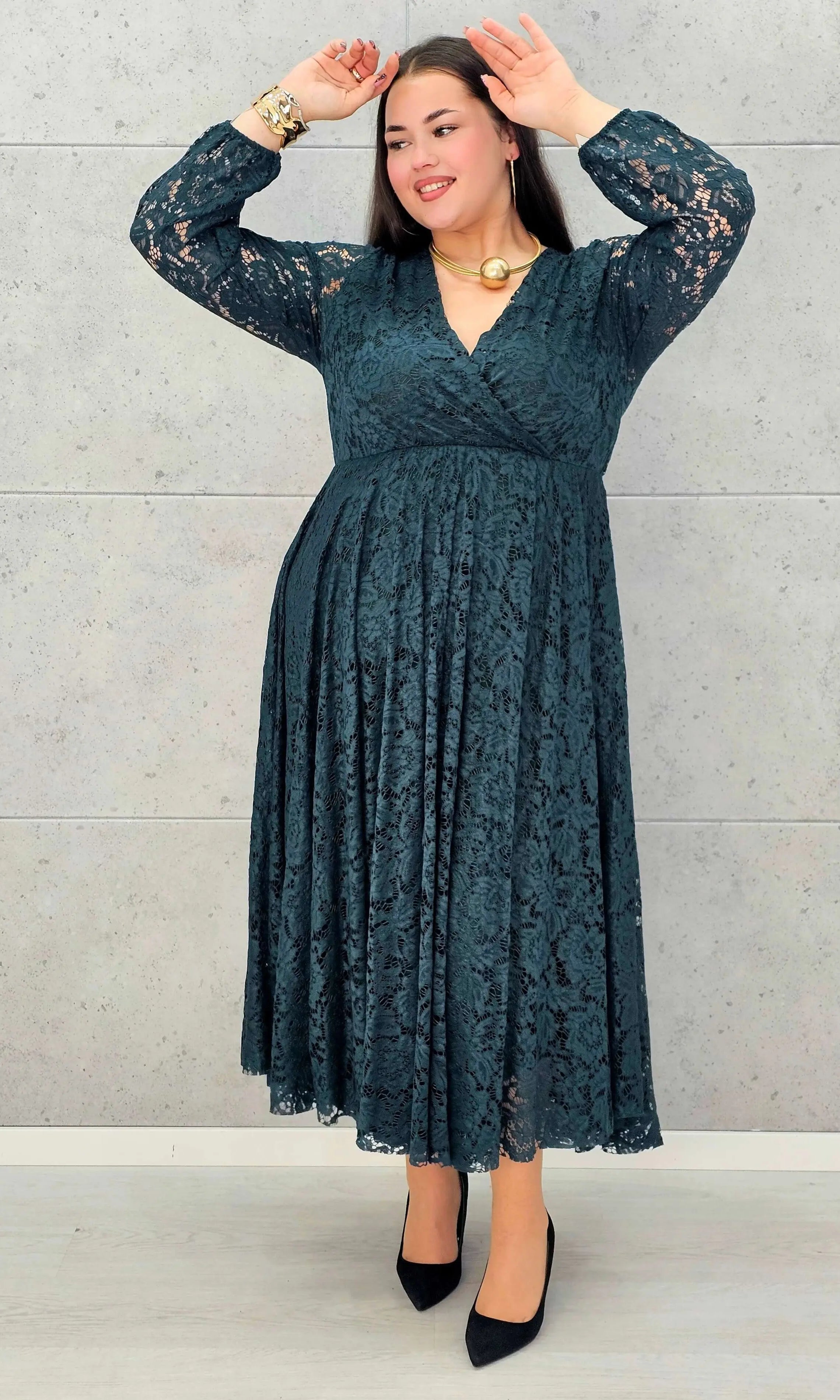 Sukienka koronkowa plus size z kopertowym dekoltem – elegancka midi Stylowa XL - Stylowa XL