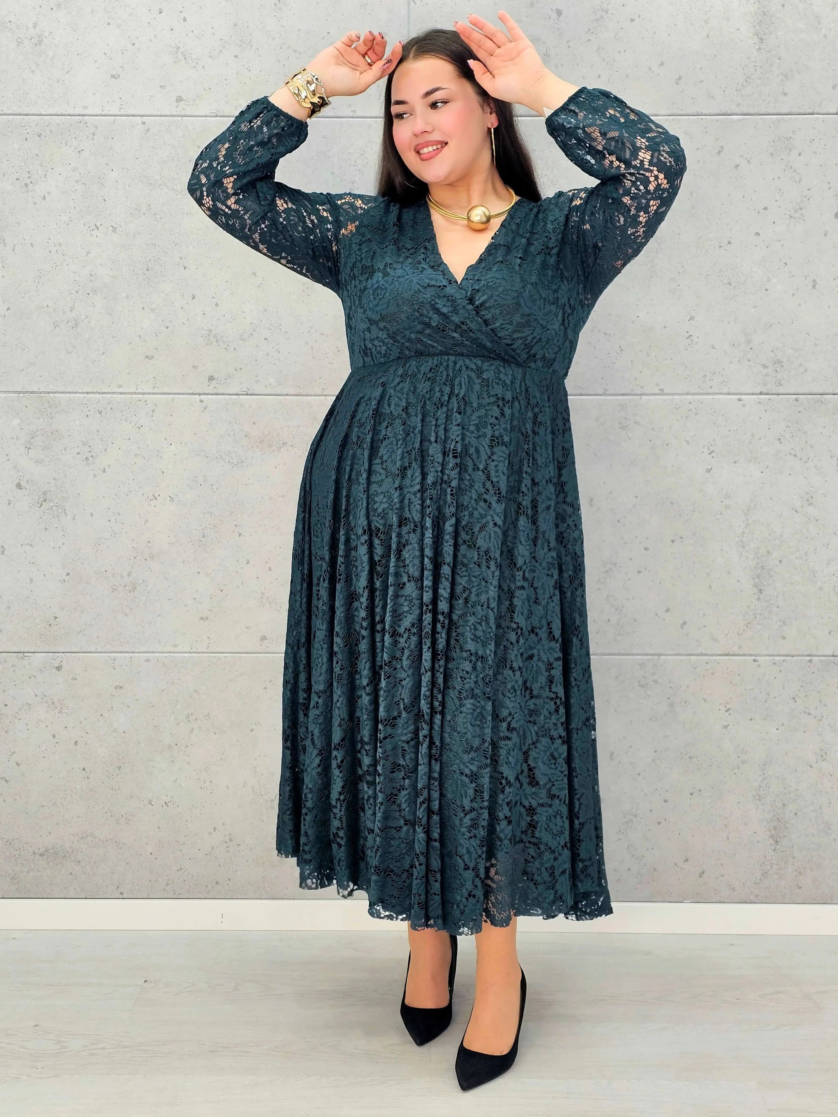 Sukienka koronkowa plus size z kopertowym dekoltem – elegancka midi Stylowa XL - Stylowa XL