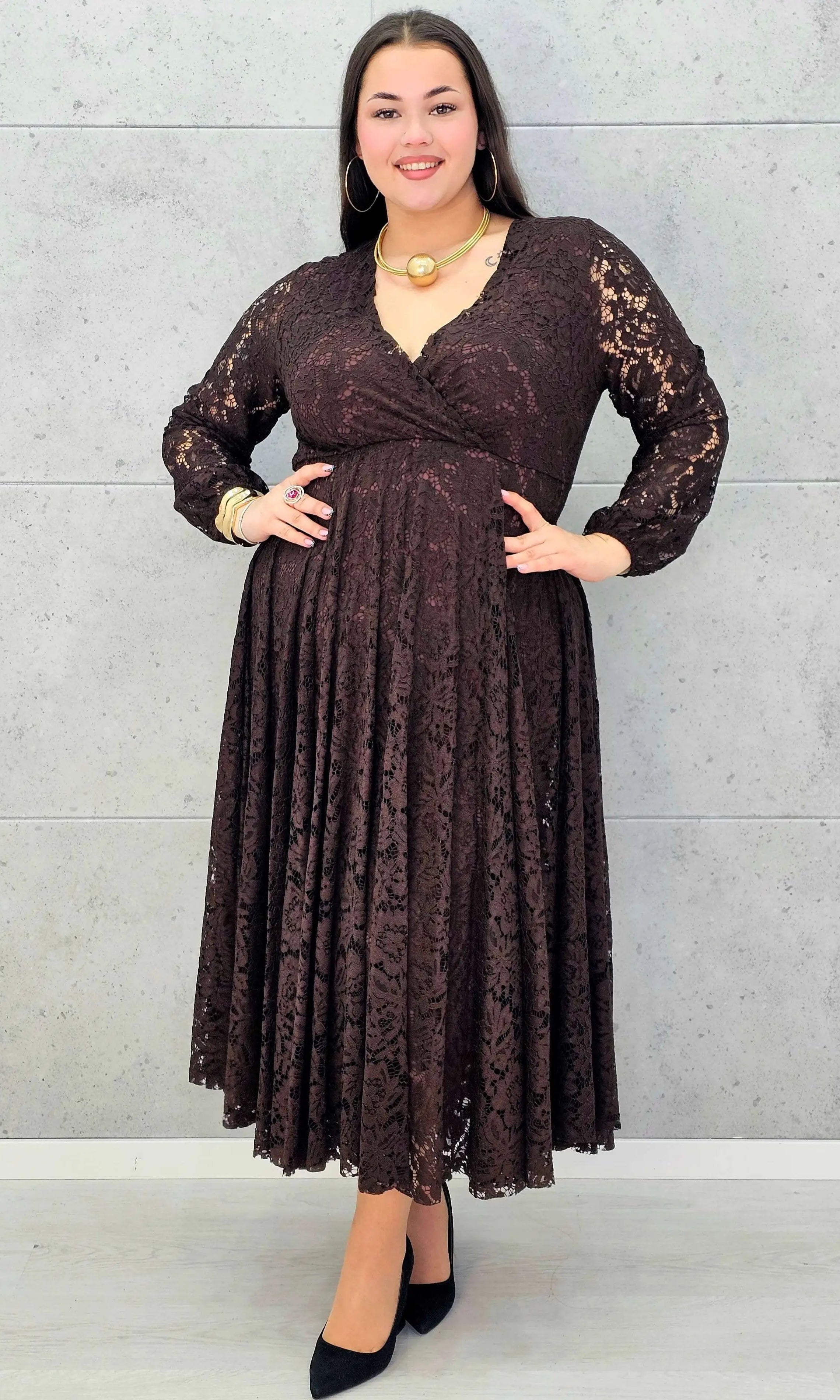 Sukienka koronkowa plus size z kopertowym dekoltem – elegancka midi Stylowa XL - Stylowa XL