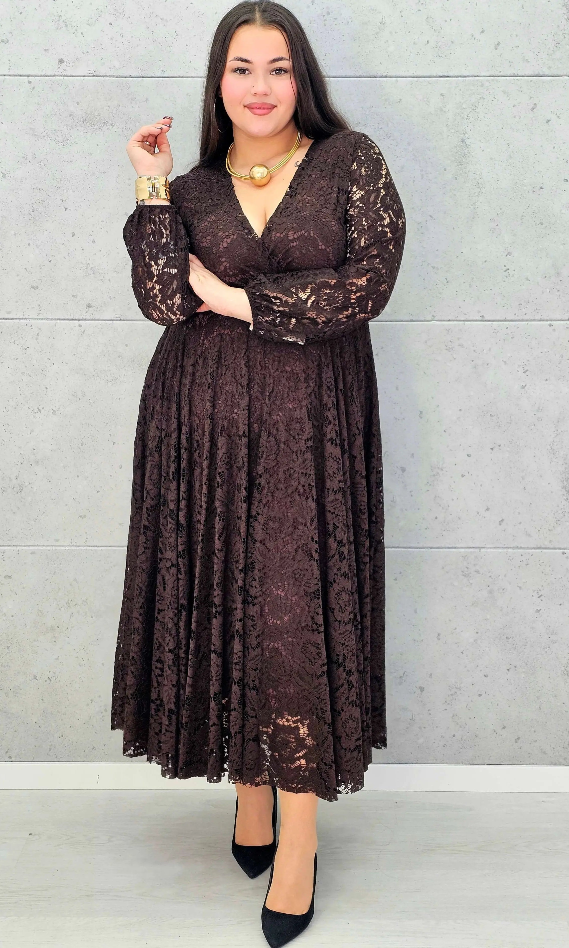 Sukienka koronkowa plus size z kopertowym dekoltem – elegancka midi Stylowa XL - Stylowa XL