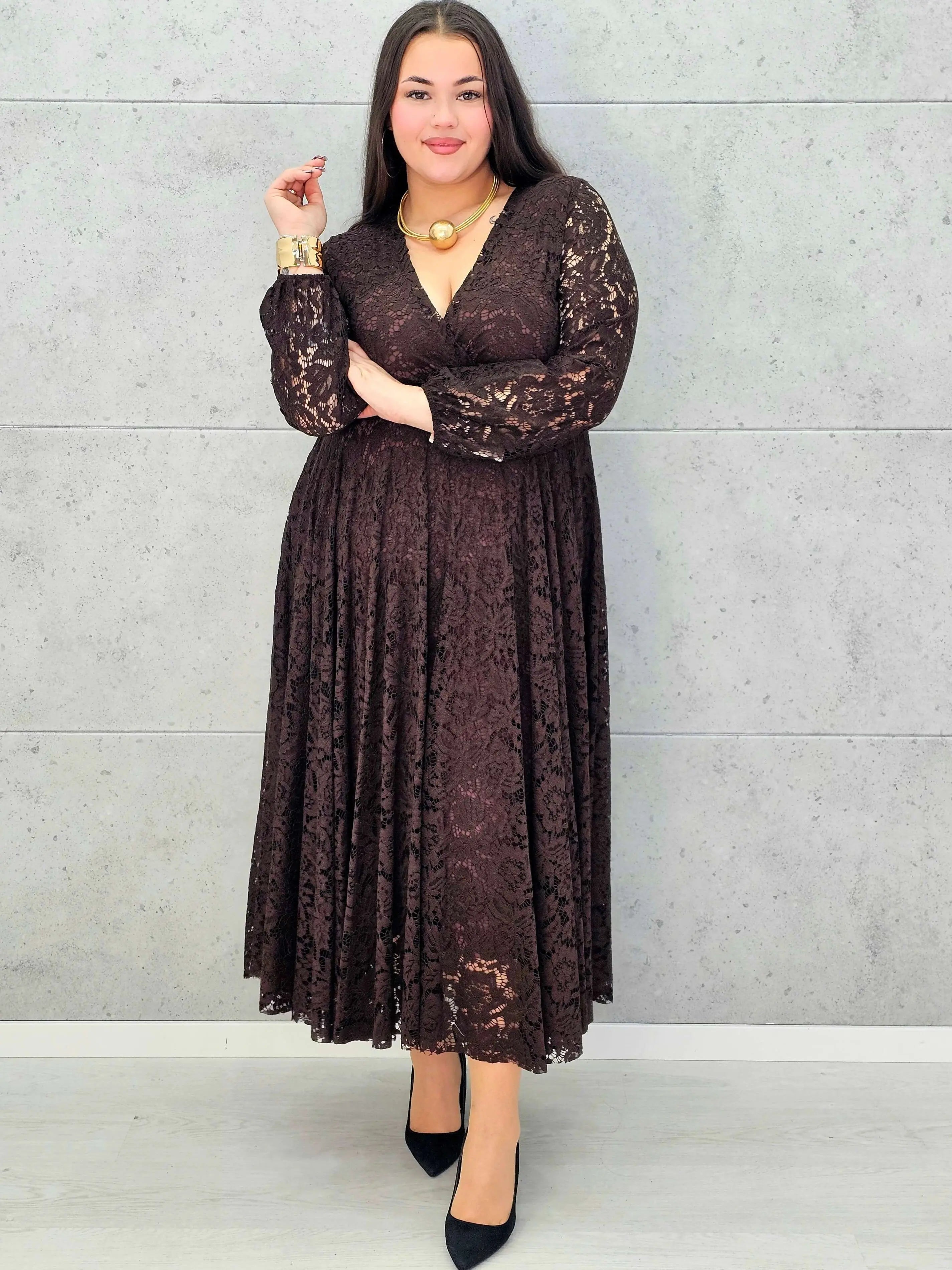 Sukienka koronkowa plus size z kopertowym dekoltem – elegancka midi Stylowa XL - Stylowa XL