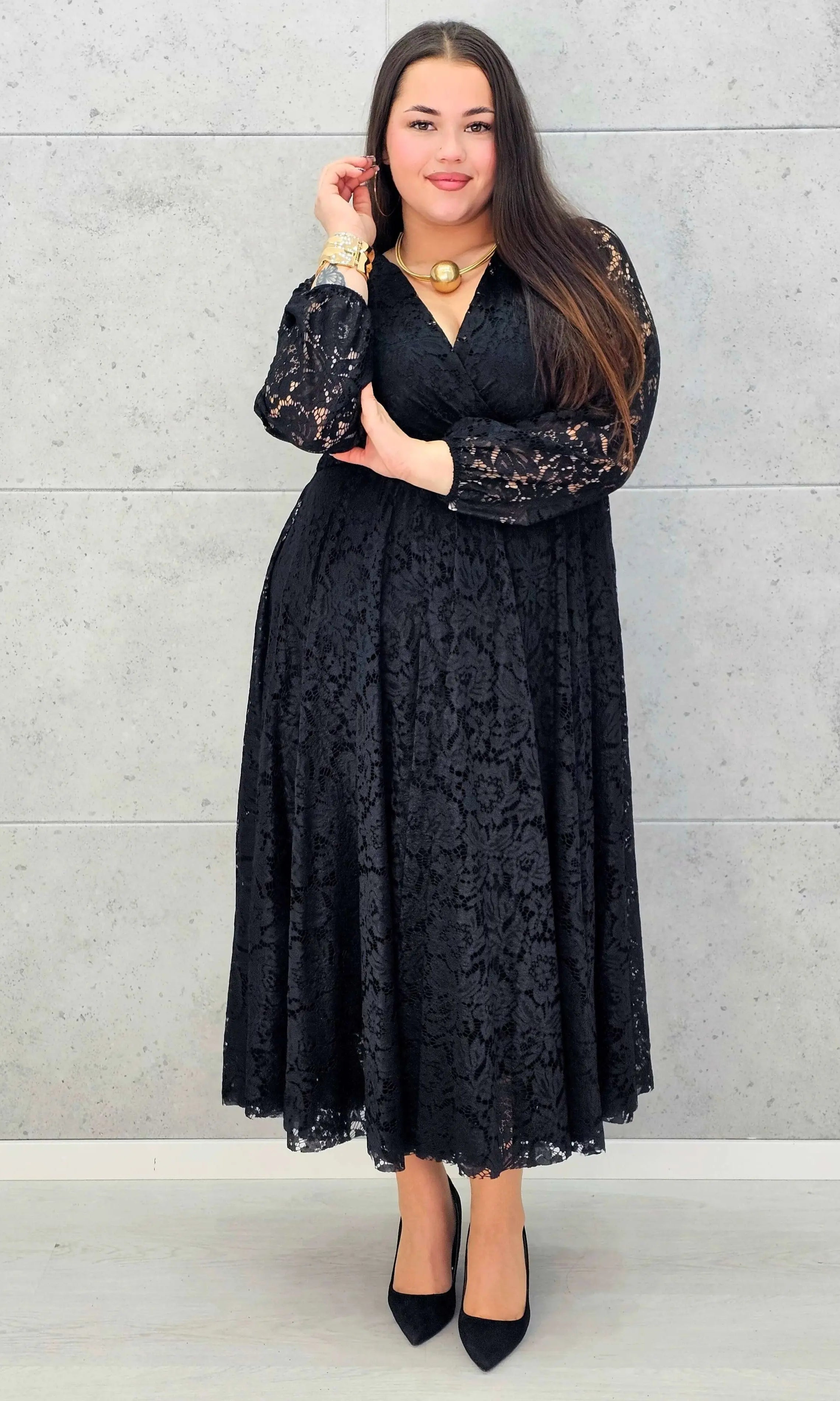 Sukienka koronkowa plus size z kopertowym dekoltem – elegancka midi Stylowa XL - Stylowa XL