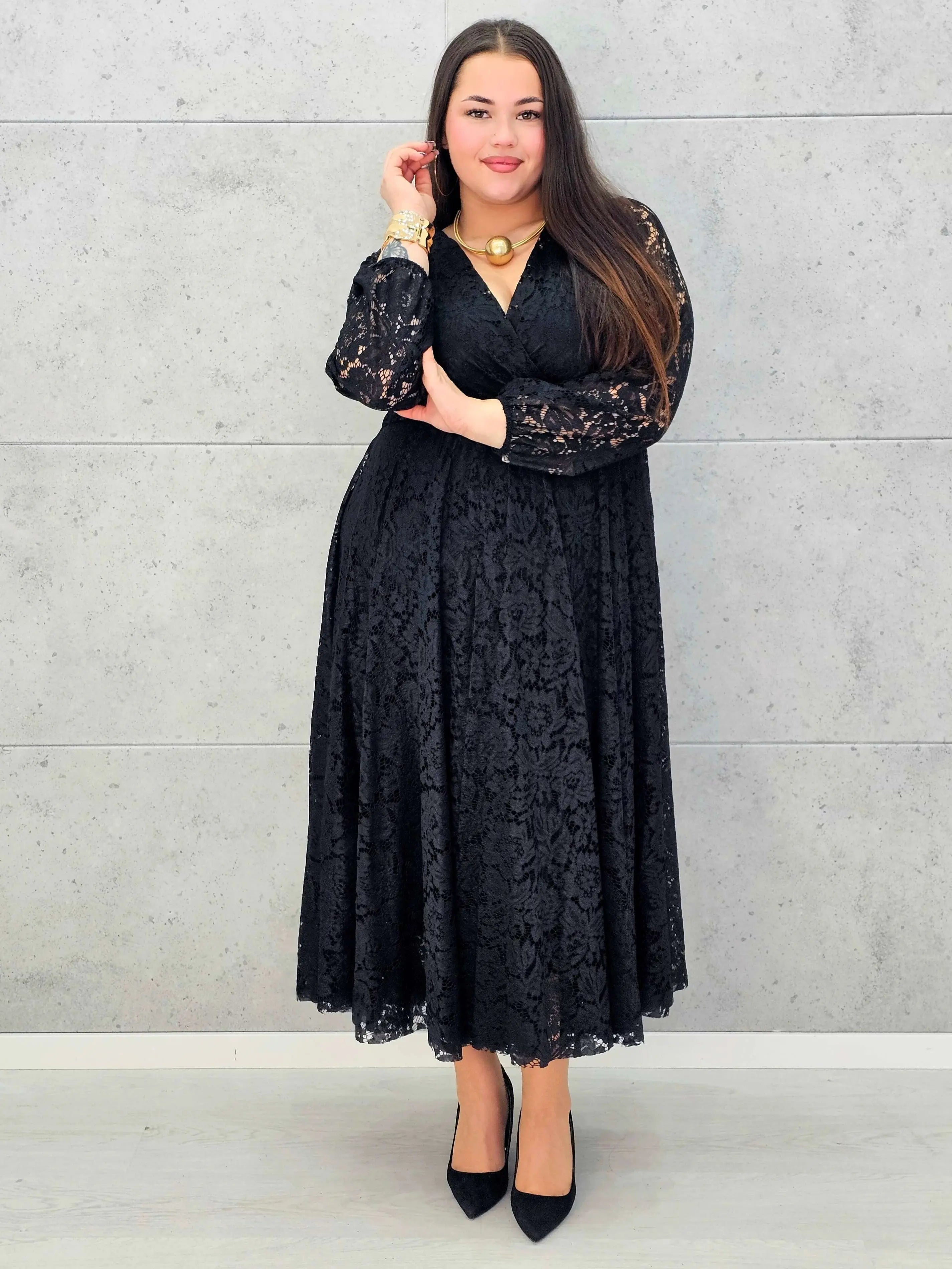 Sukienka koronkowa plus size z kopertowym dekoltem – elegancka midi Stylowa XL - Stylowa XL