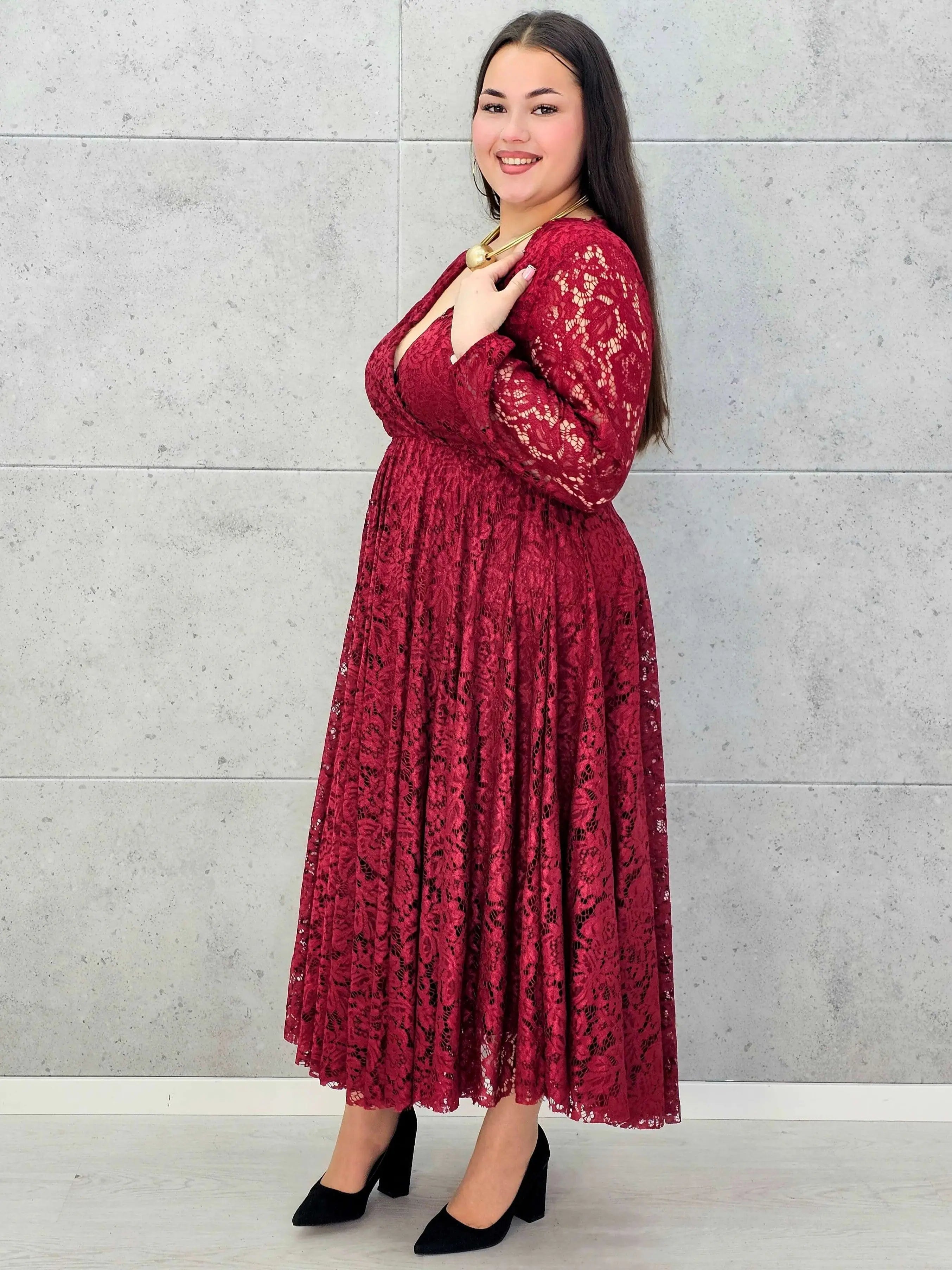 Sukienka koronkowa plus size z kopertowym dekoltem – elegancka midi Stylowa XL - Stylowa XL