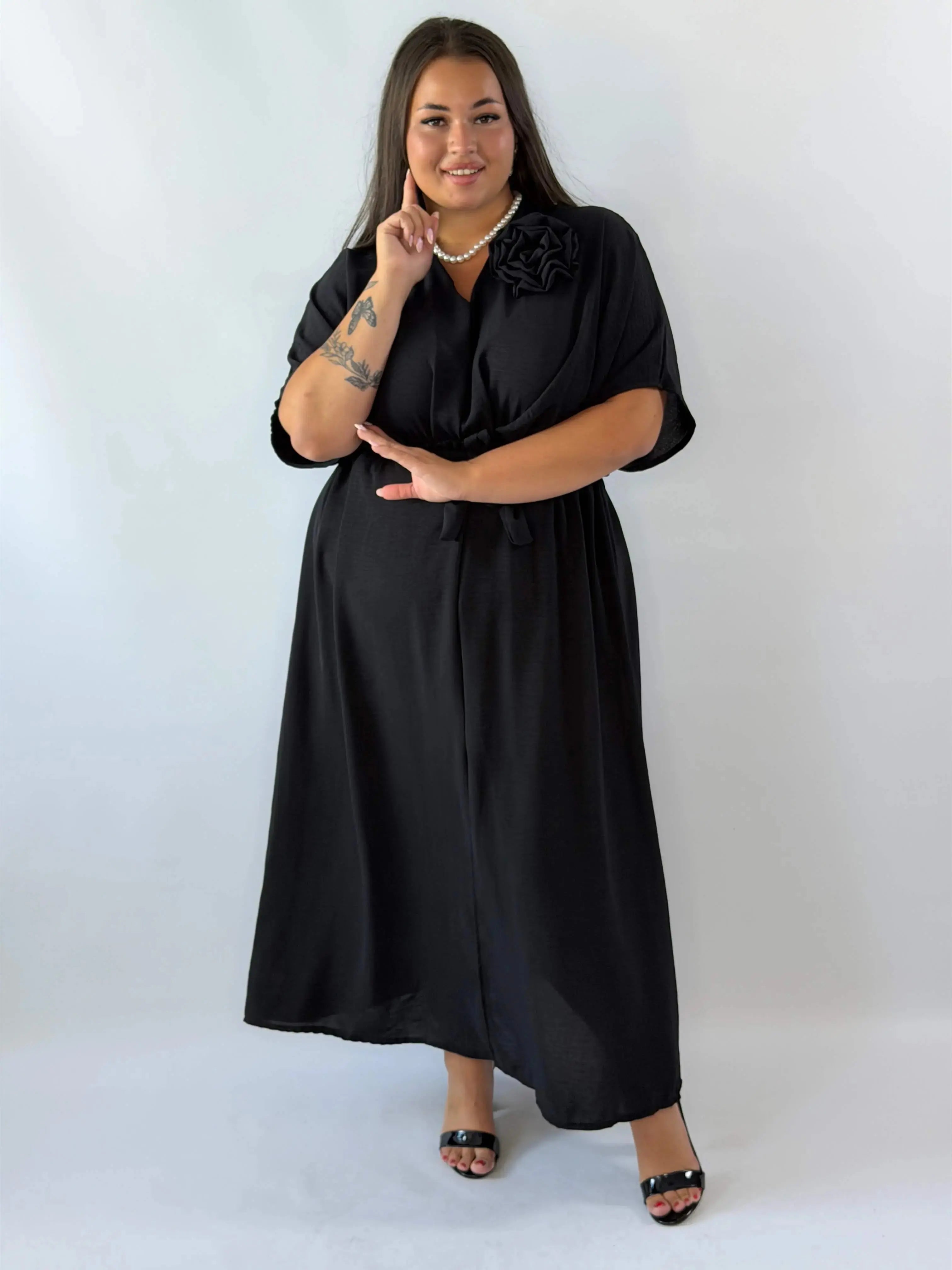 Sukienka maxi Plus Size z dekoltem V i ozdobnym kwiatem – elegancja i komfort Stylowa XL