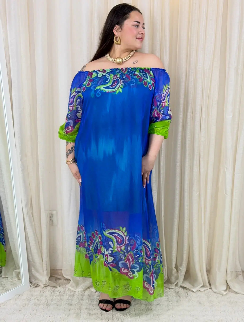 Sukienka maxi w artystycznym wydaniu Stylowa XL