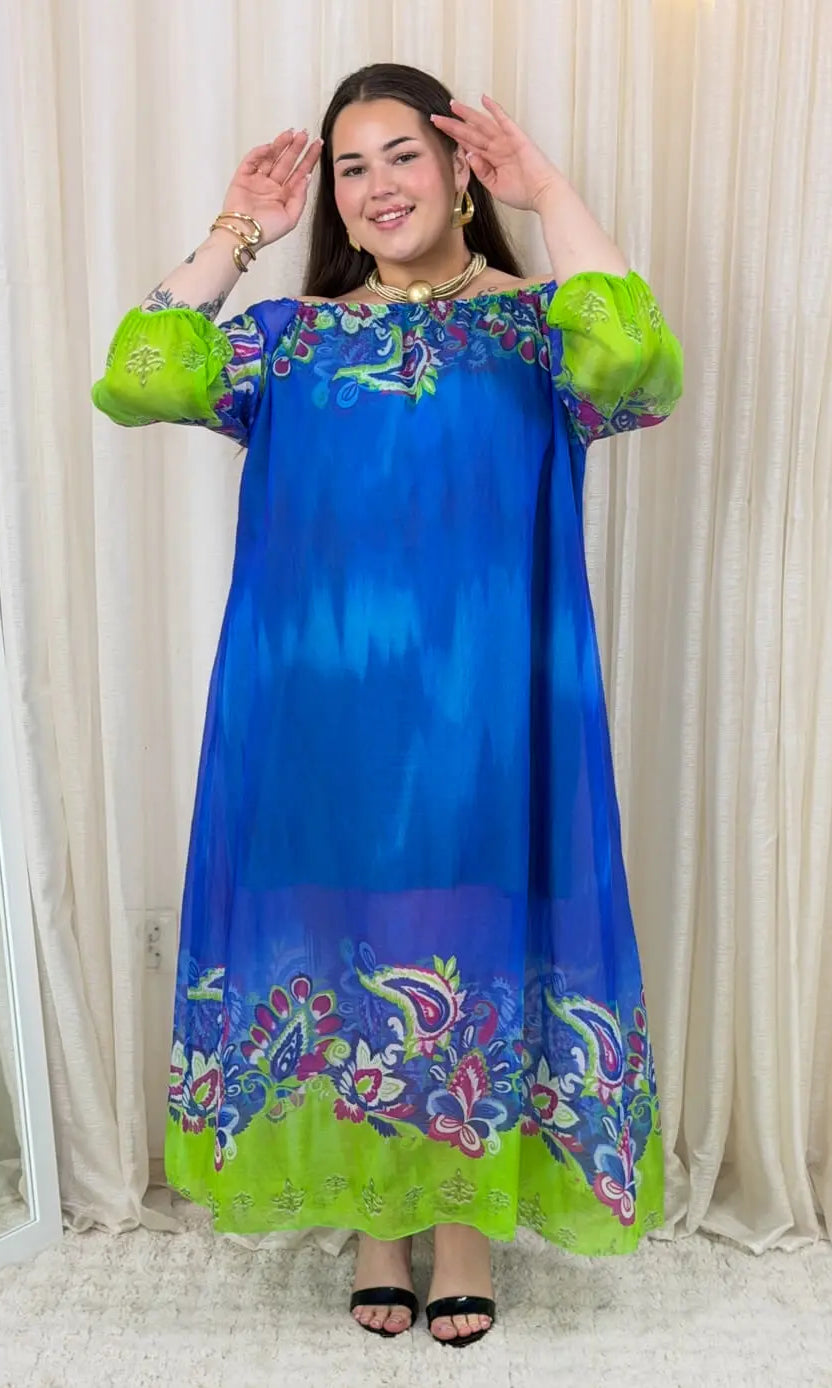 Sukienka maxi w artystycznym wydaniu Stylowa XL