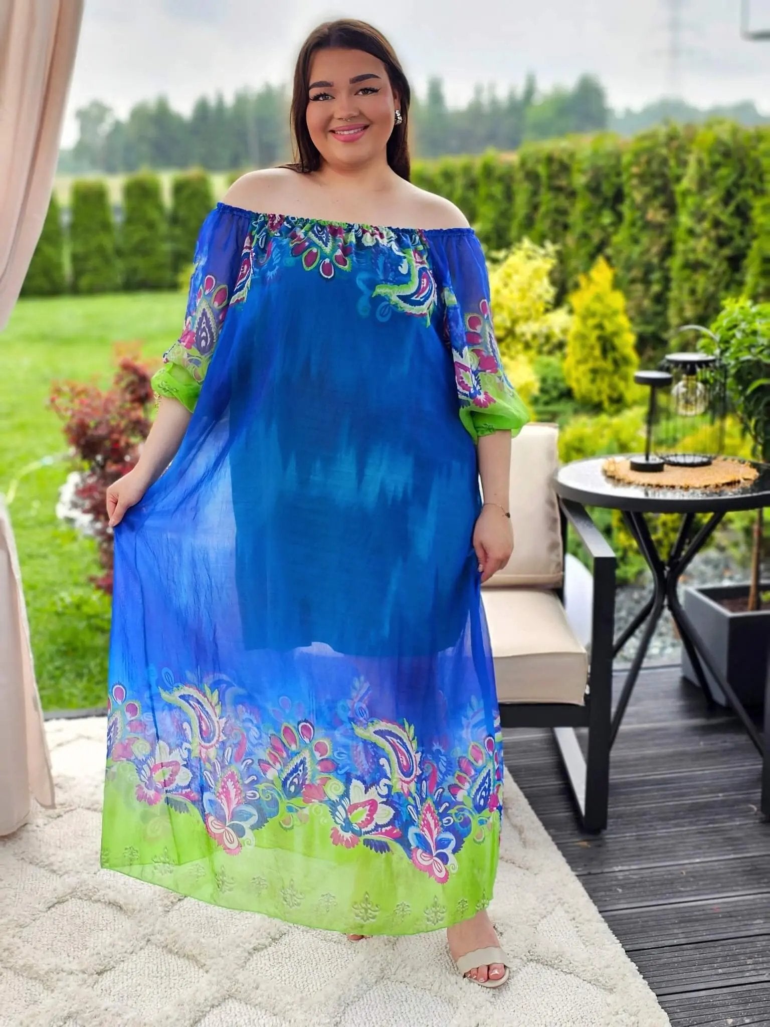 Sukienka maxi w artystycznym wydaniu Stylowa XL