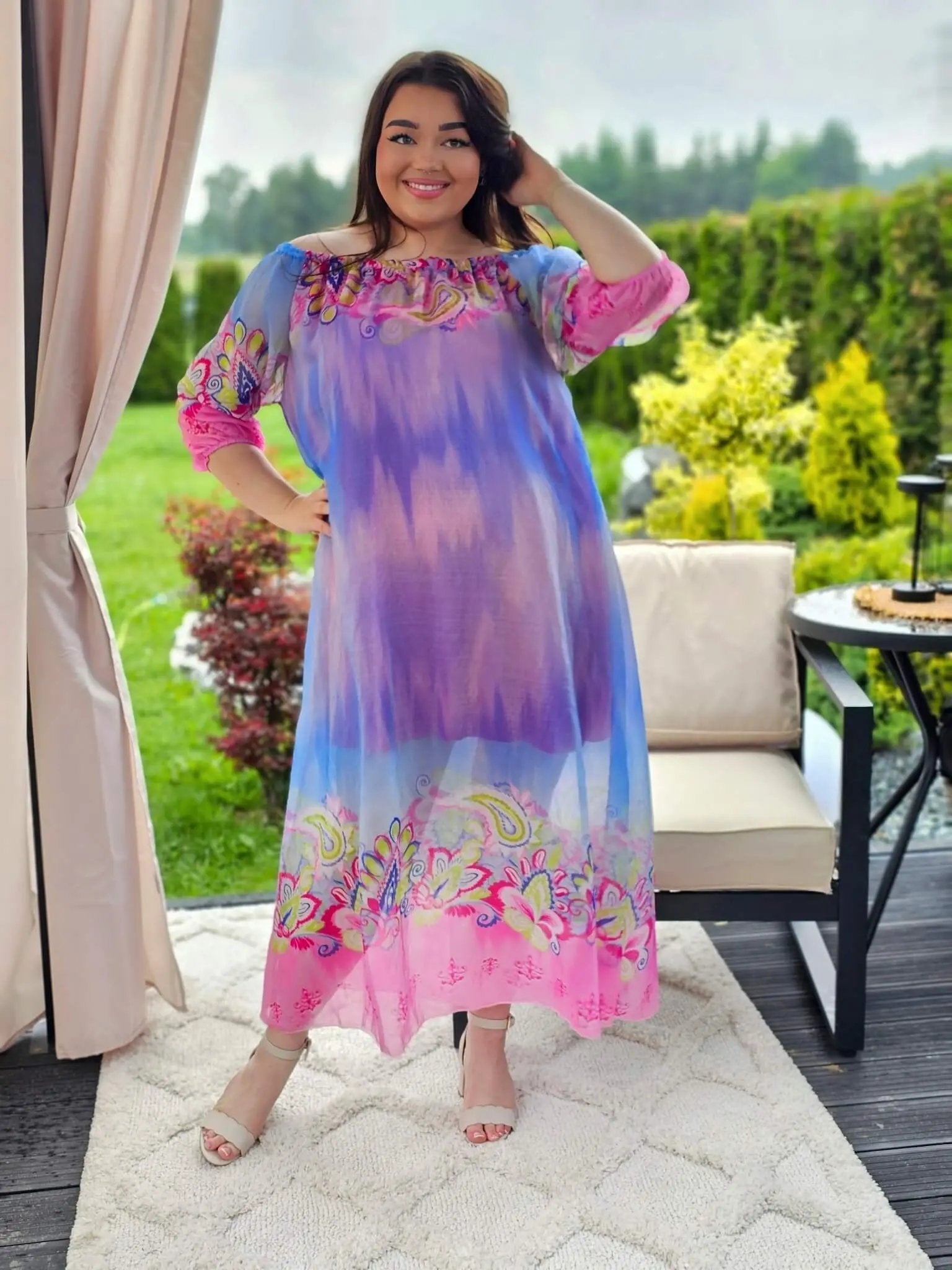 Sukienka maxi z artystycznym wzorem Stylowa XL