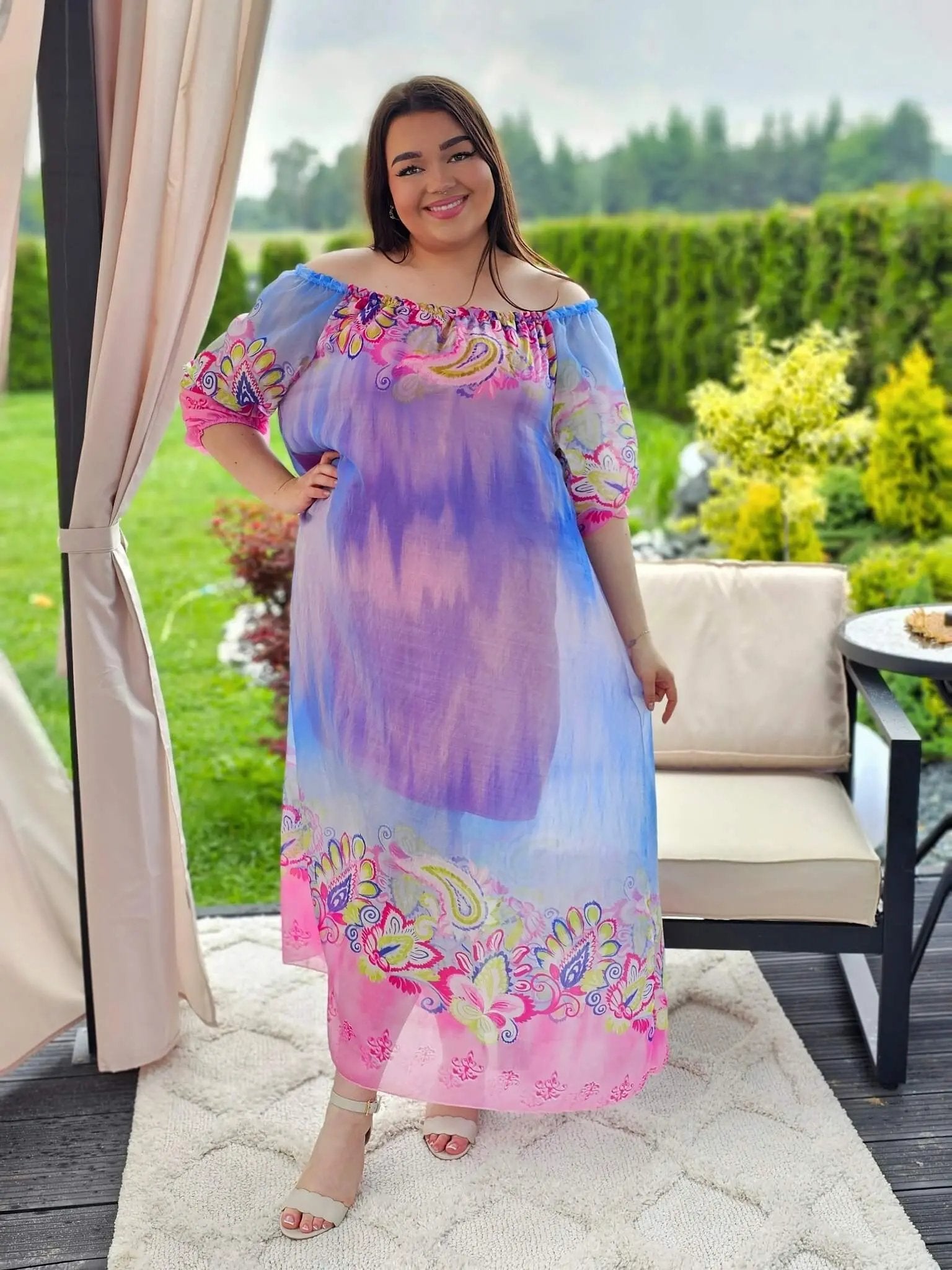 Sukienka maxi z artystycznym wzorem Stylowa XL