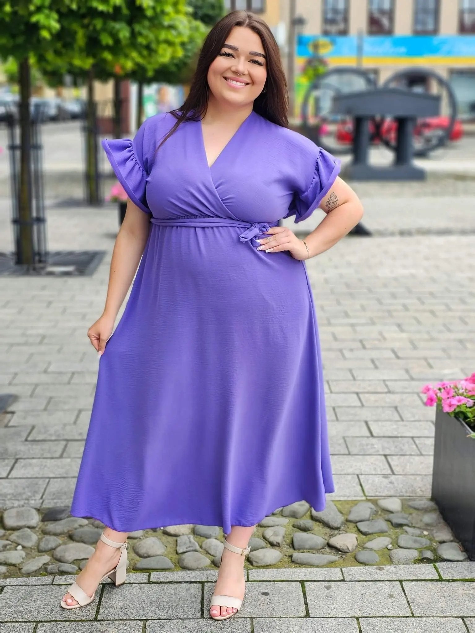 Sukienka maxi z falbankowym rękawkiem Stylowa XL