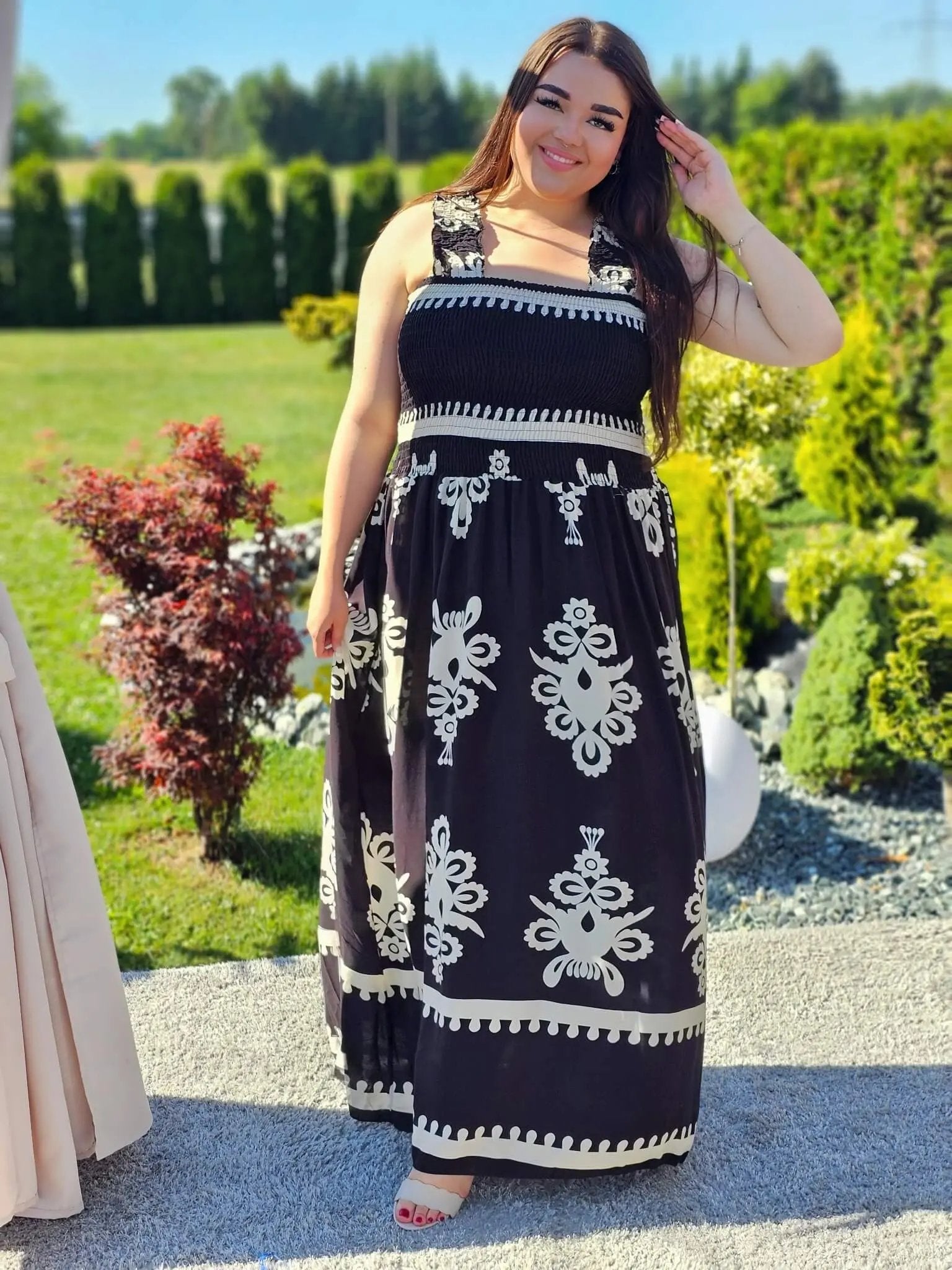 Sukienka maxi z haftem Stylowa XL