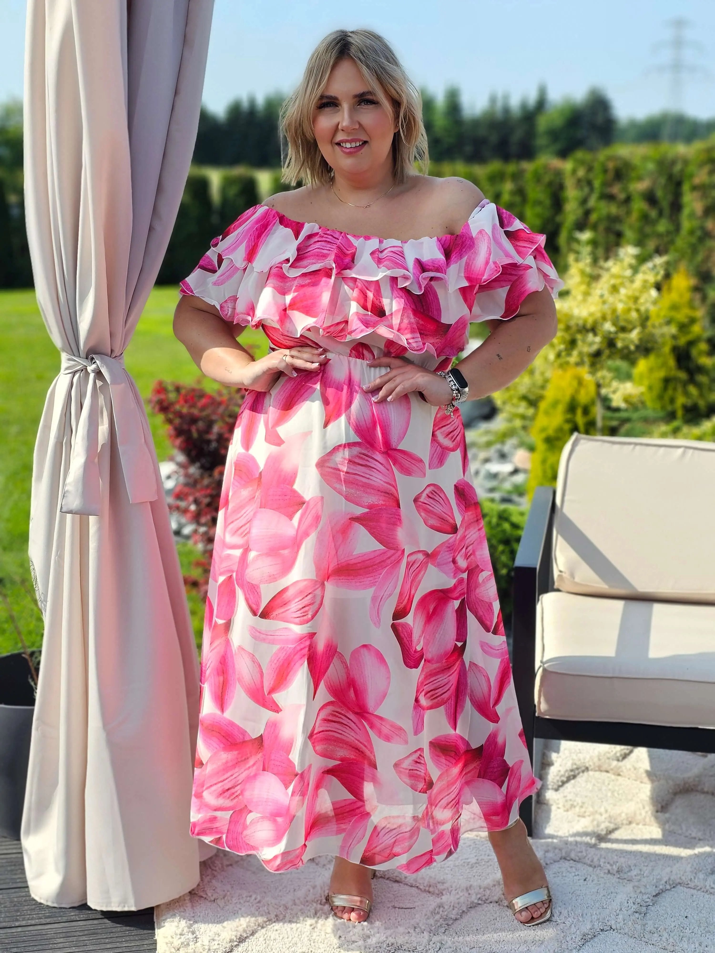 Sukienka maxi z kwiatowym nadrukiem z falbaną Stylowa XL