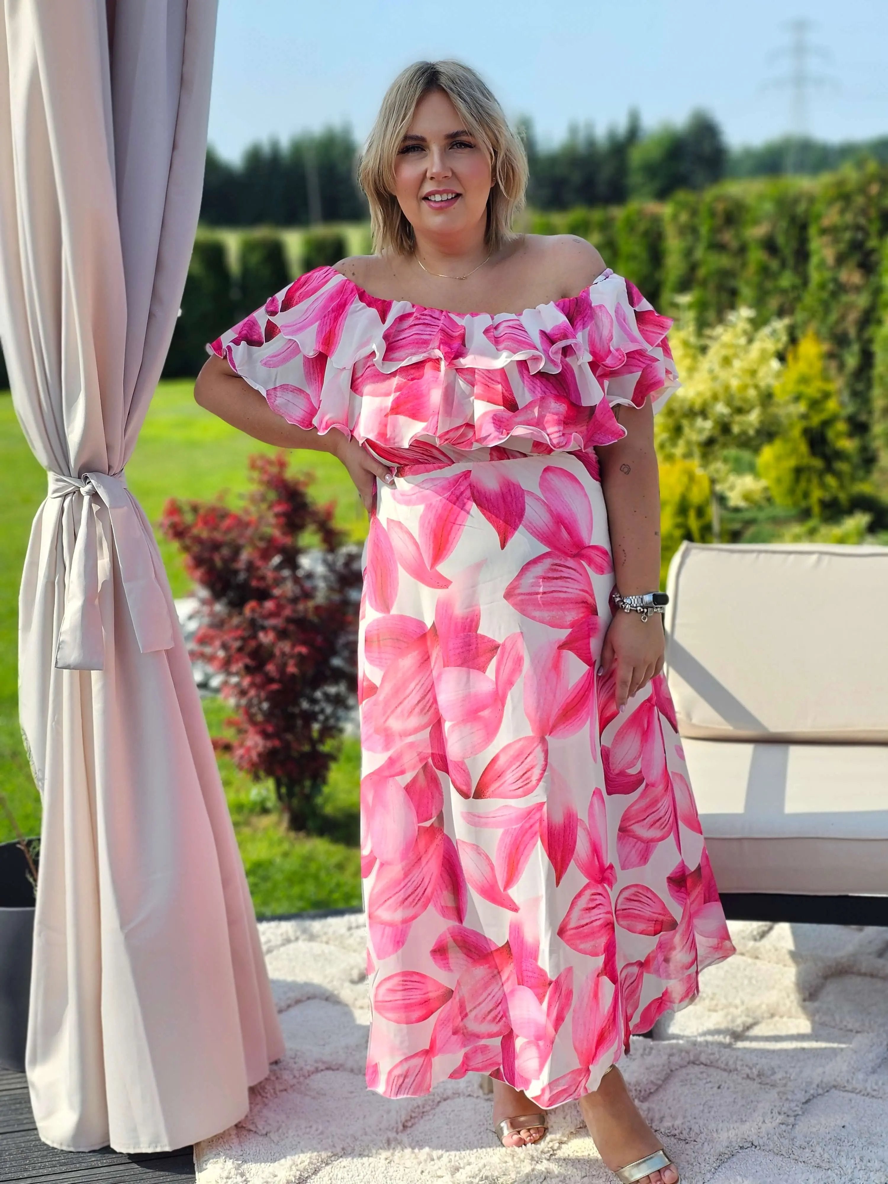 Sukienka maxi z kwiatowym nadrukiem z falbaną Stylowa XL