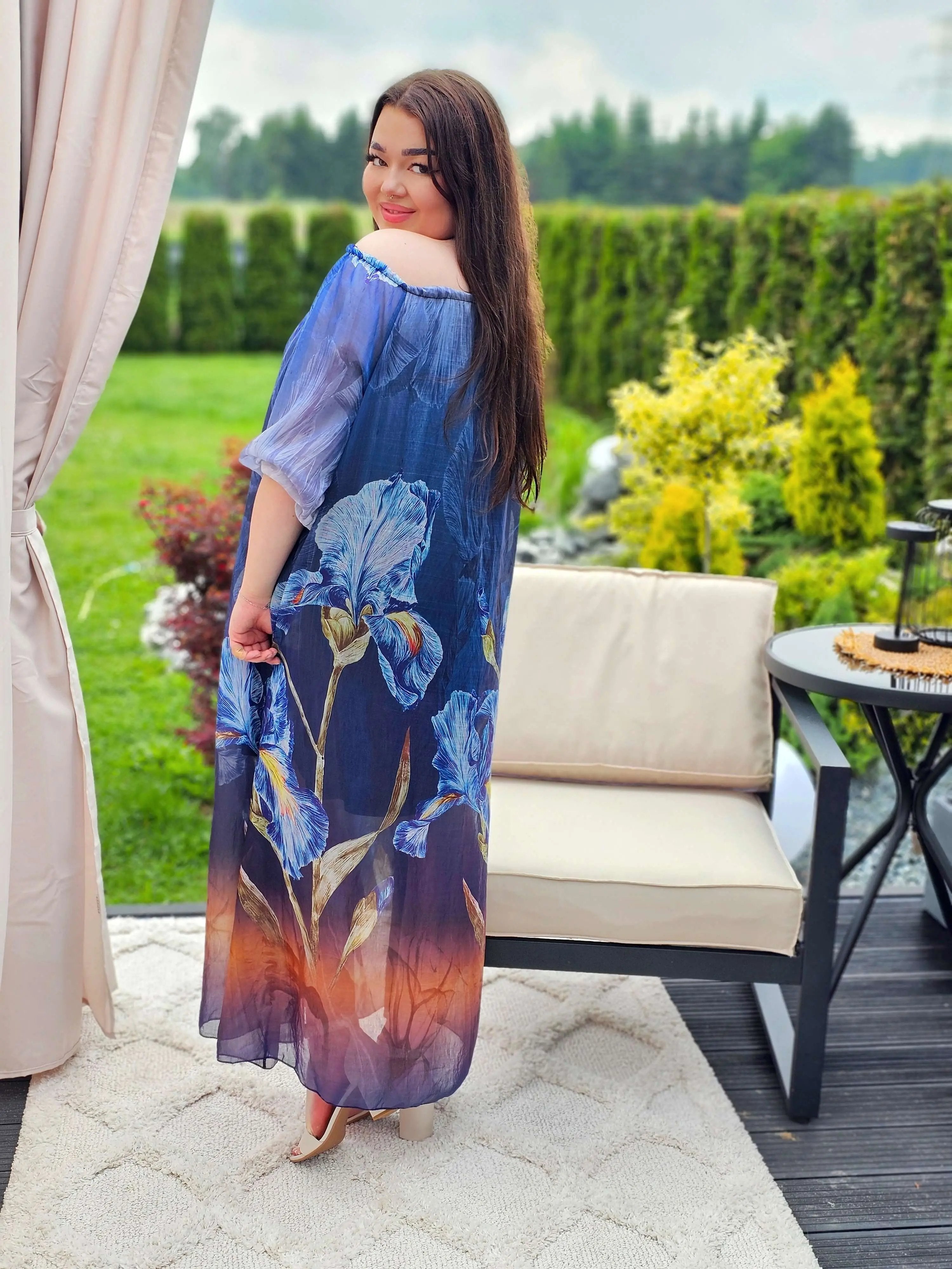 Sukienka maxi z malarskim motywem- odcień chabru Stylowa XL