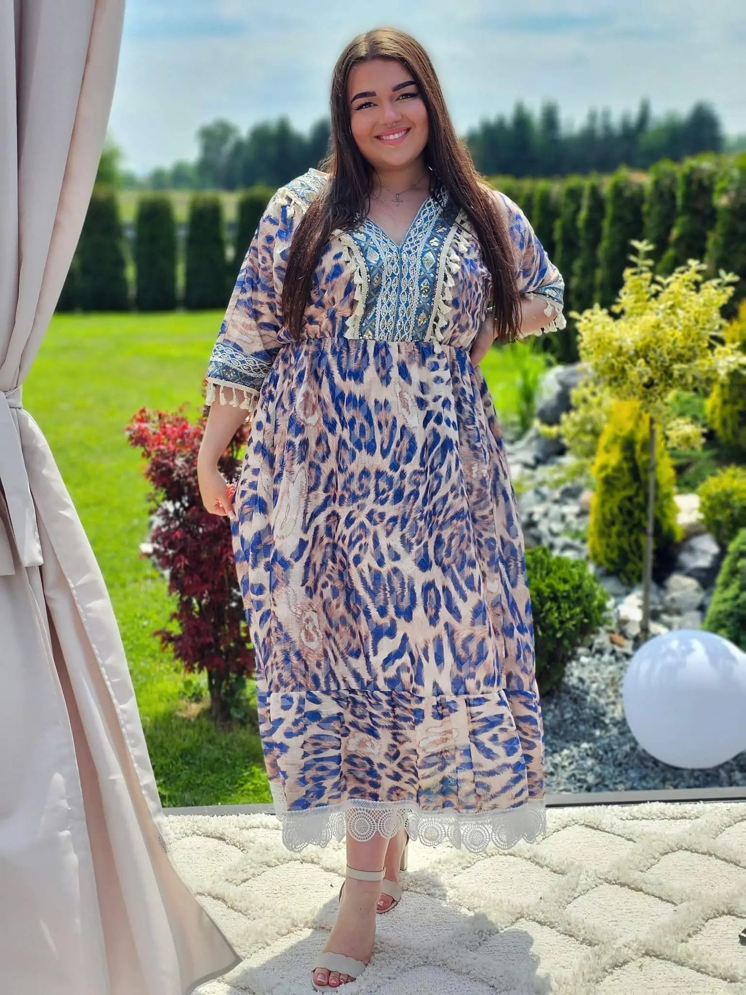 Sukienka maxi z motywem panterki Stylowa XL