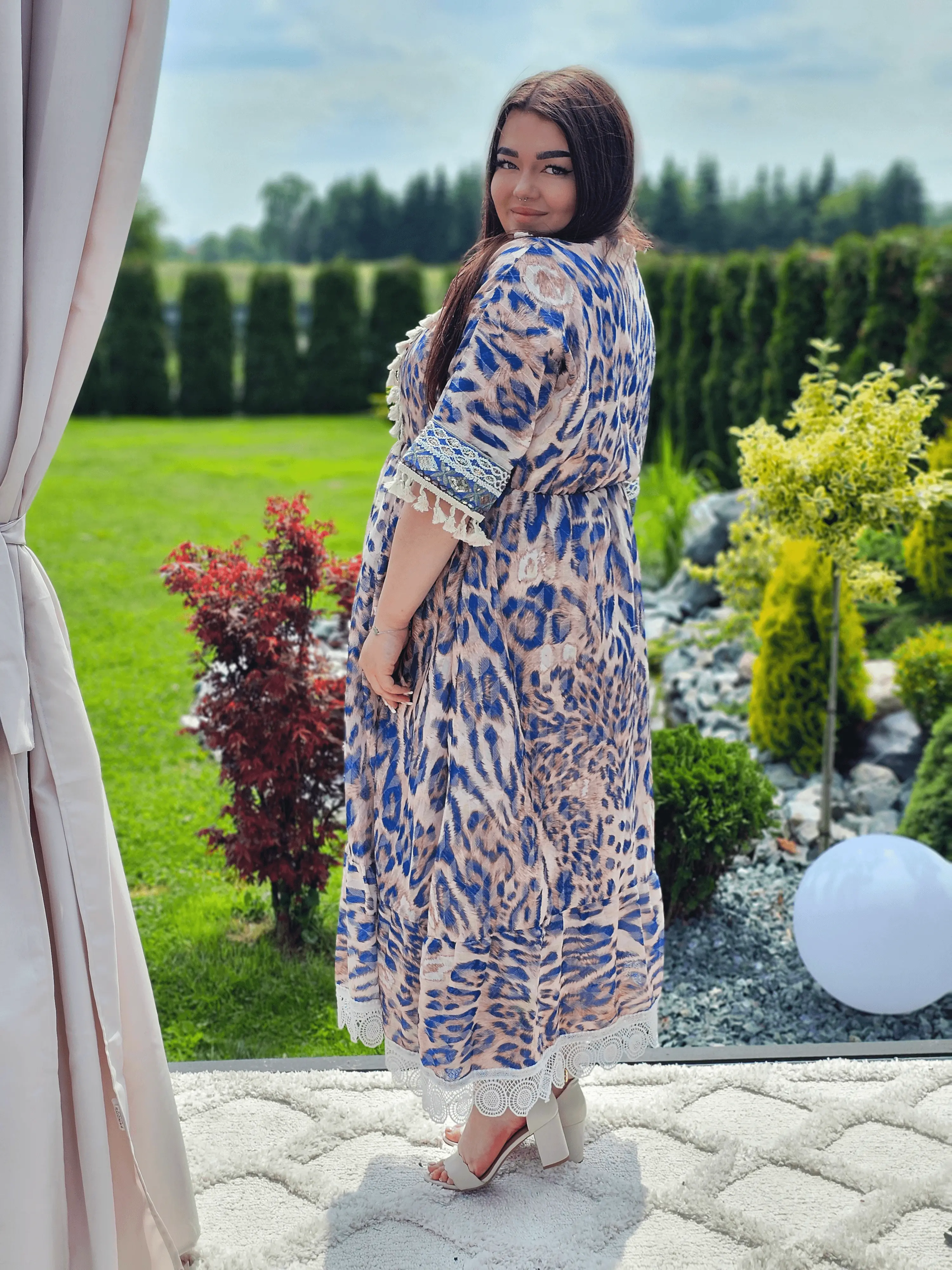 Sukienka maxi z motywem panterki Stylowa XL