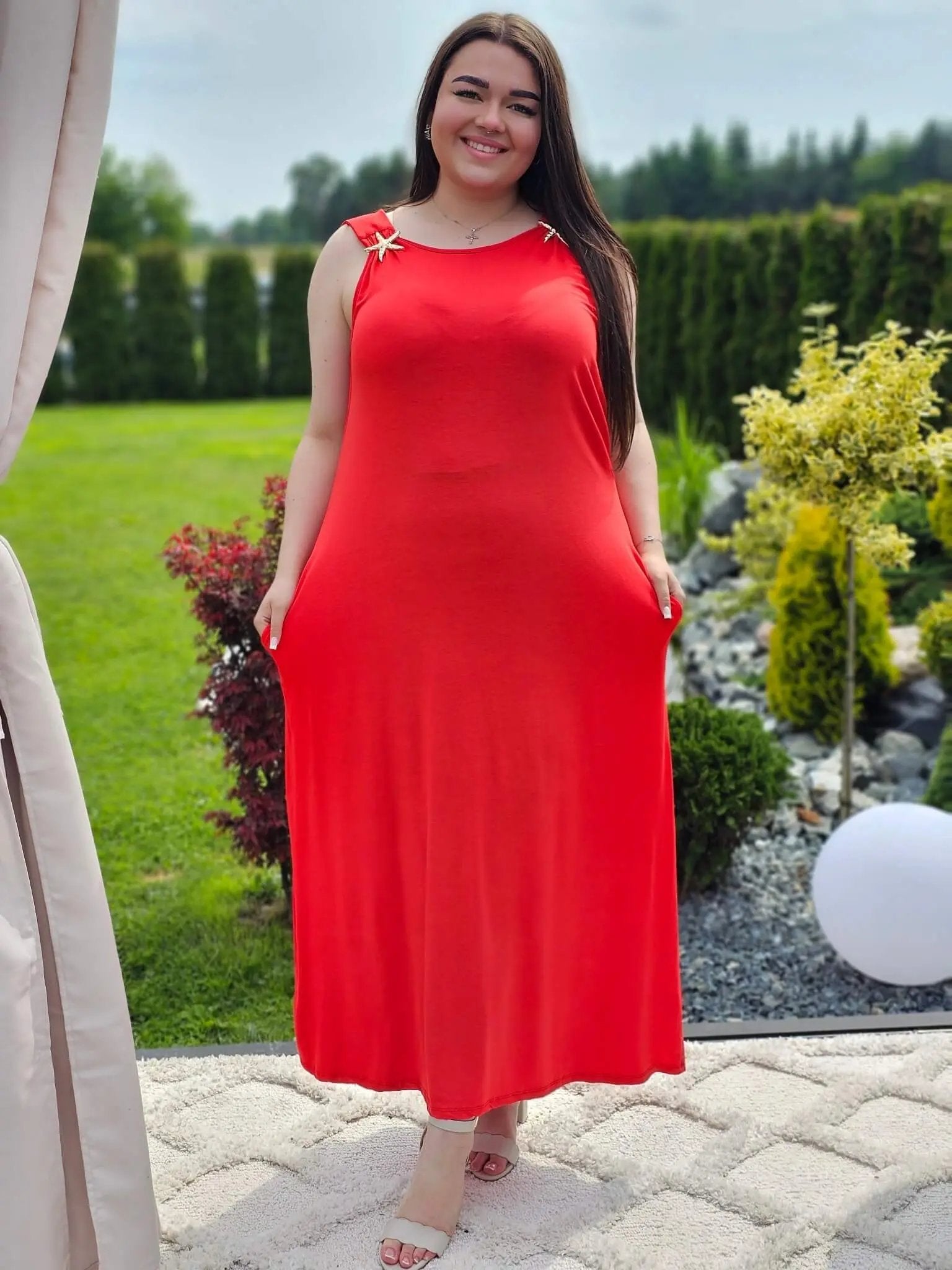 Sukienka maxi z ozdobnymi klamerkami Stylowa XL