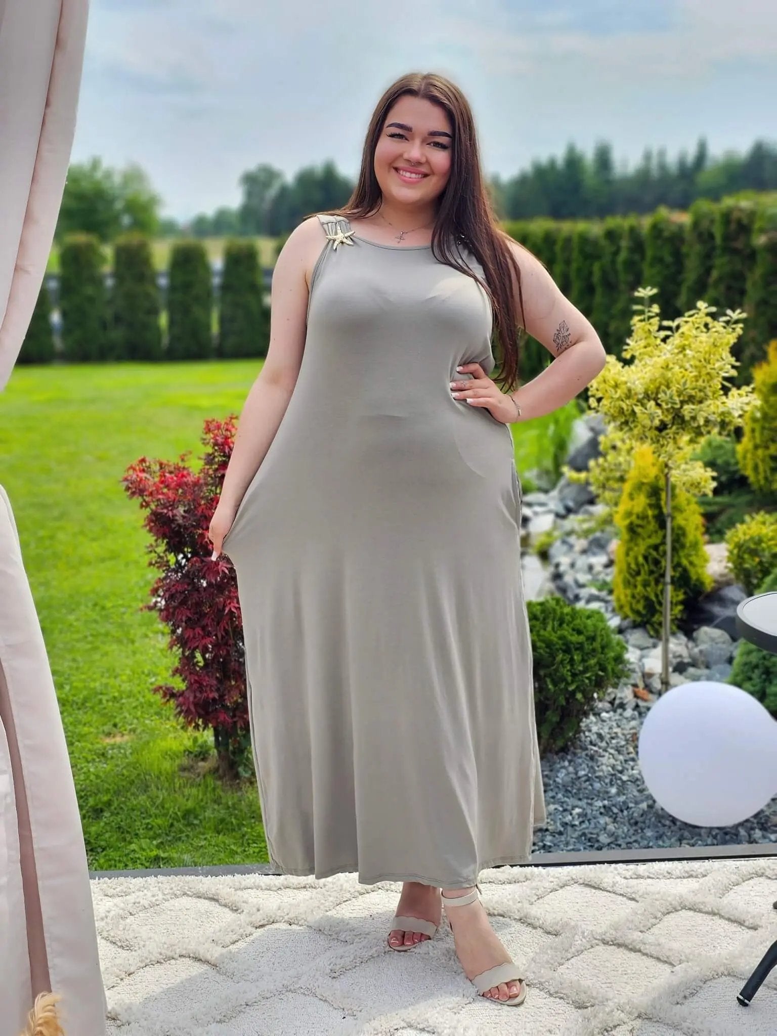 Sukienka maxi z ozdobnymi klamerkami Stylowa XL