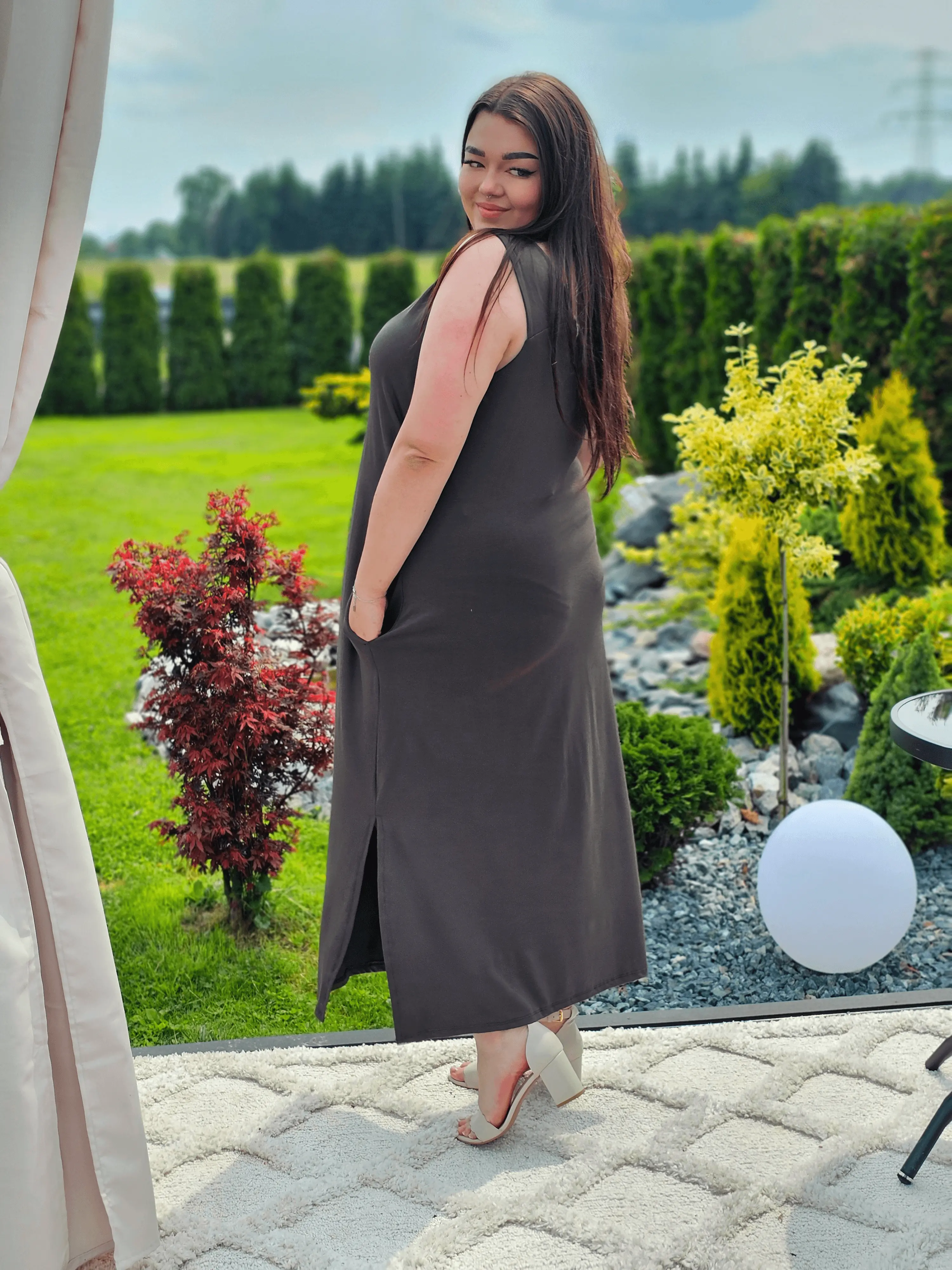 Sukienka maxi z ozdobnymi klamerkami Stylowa XL