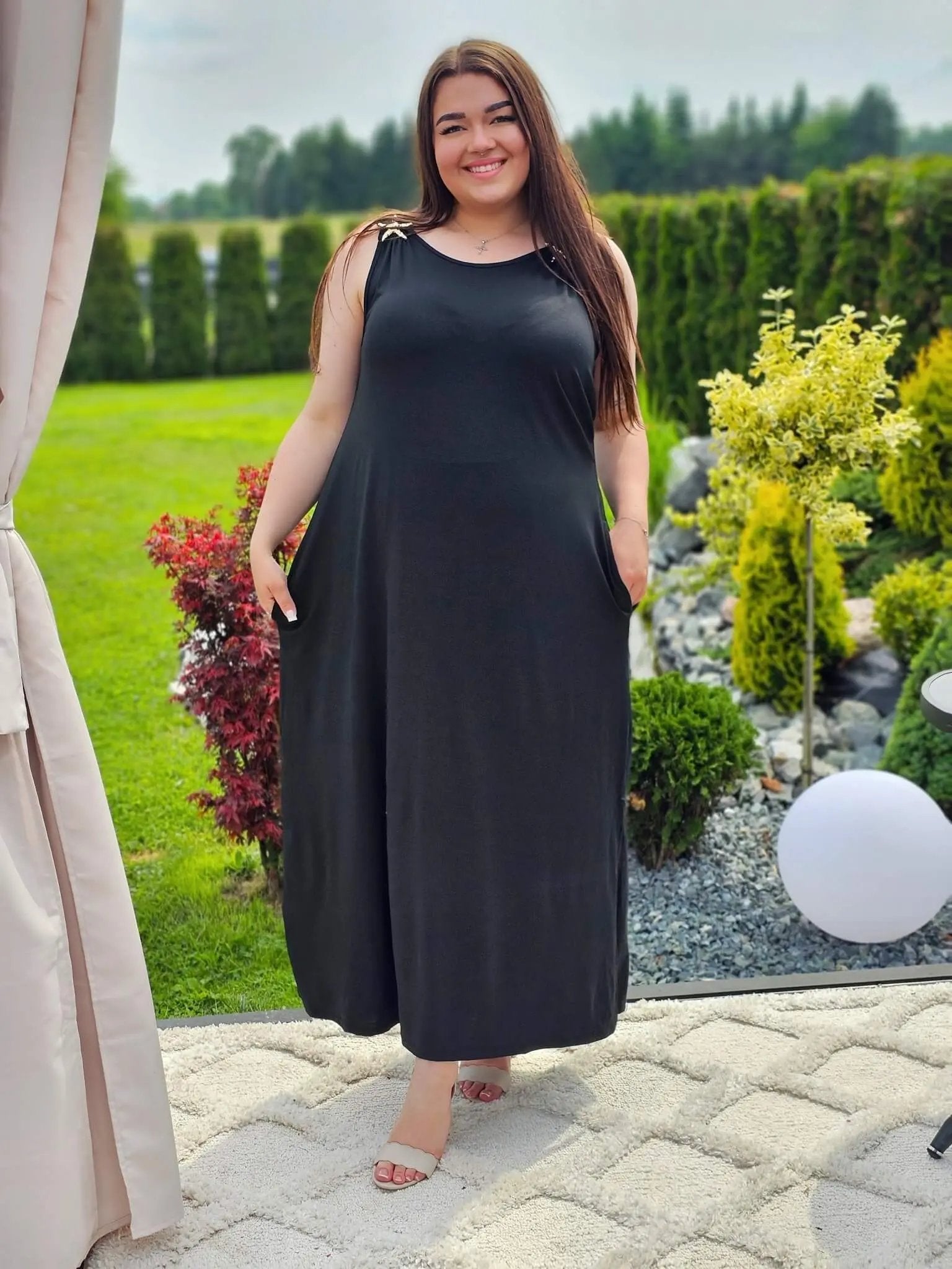 Sukienka maxi z ozdobnymi klamerkami Stylowa XL