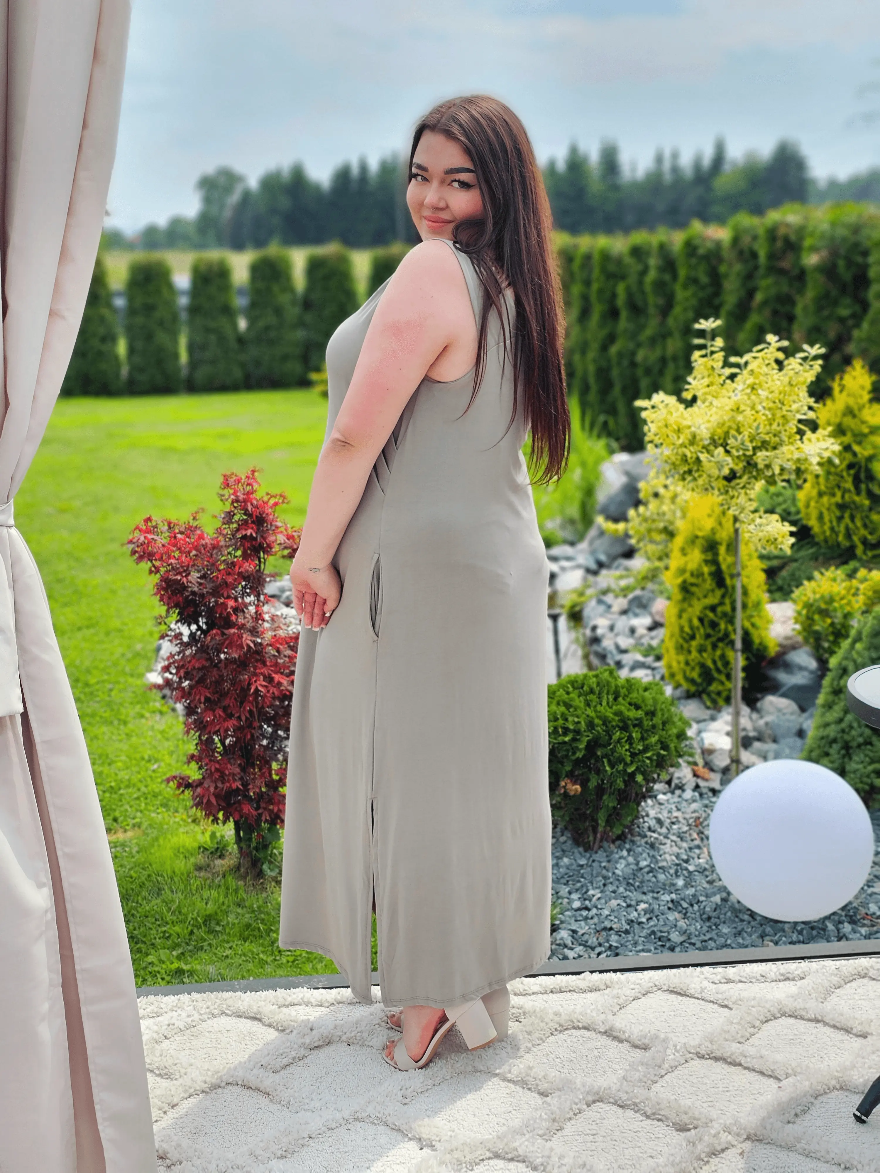 Sukienka maxi z ozdobnymi klamerkami Stylowa XL