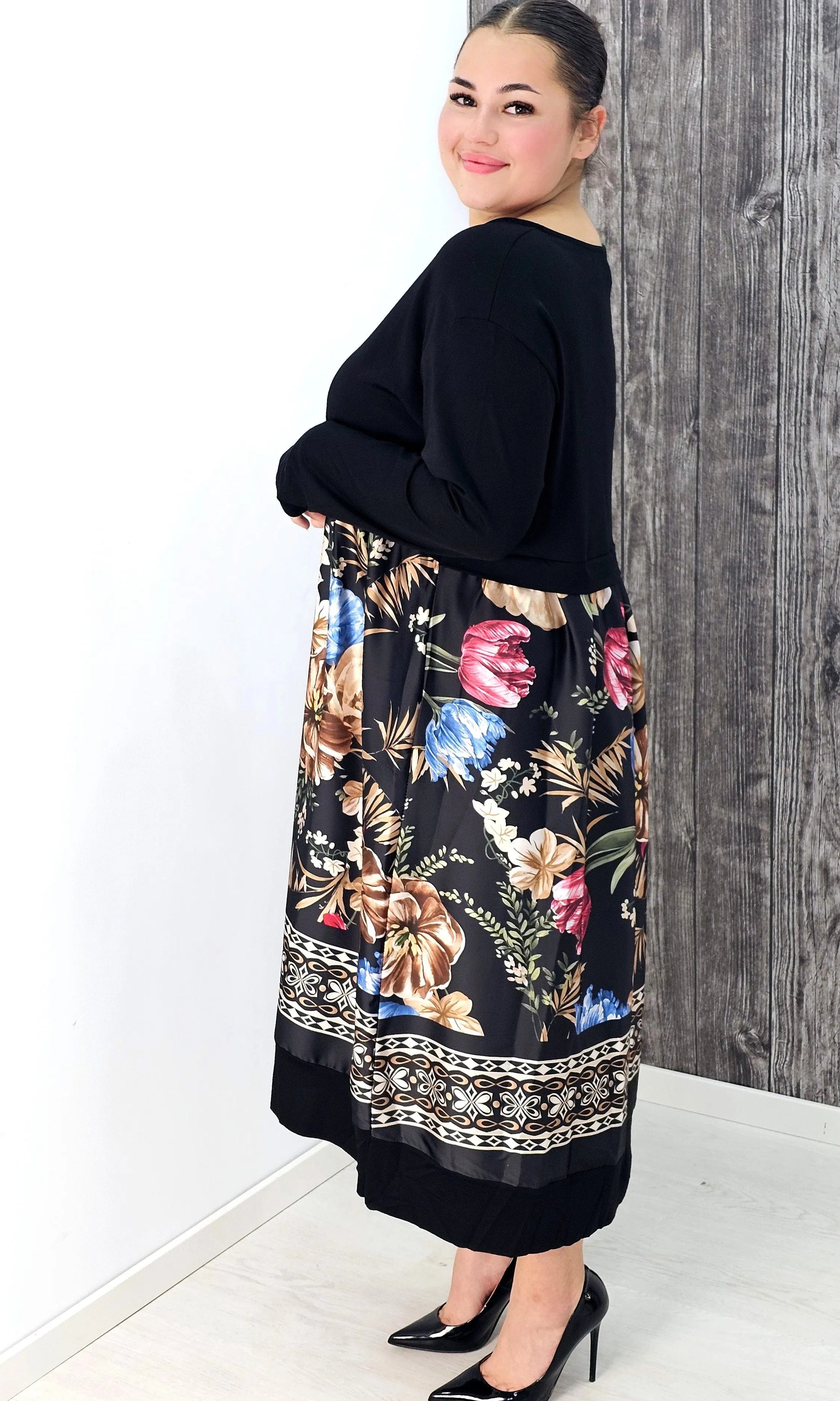 Sukienka midi plus size – elegancja, wygoda i styl w idealnych proporcjach Stylowa XL