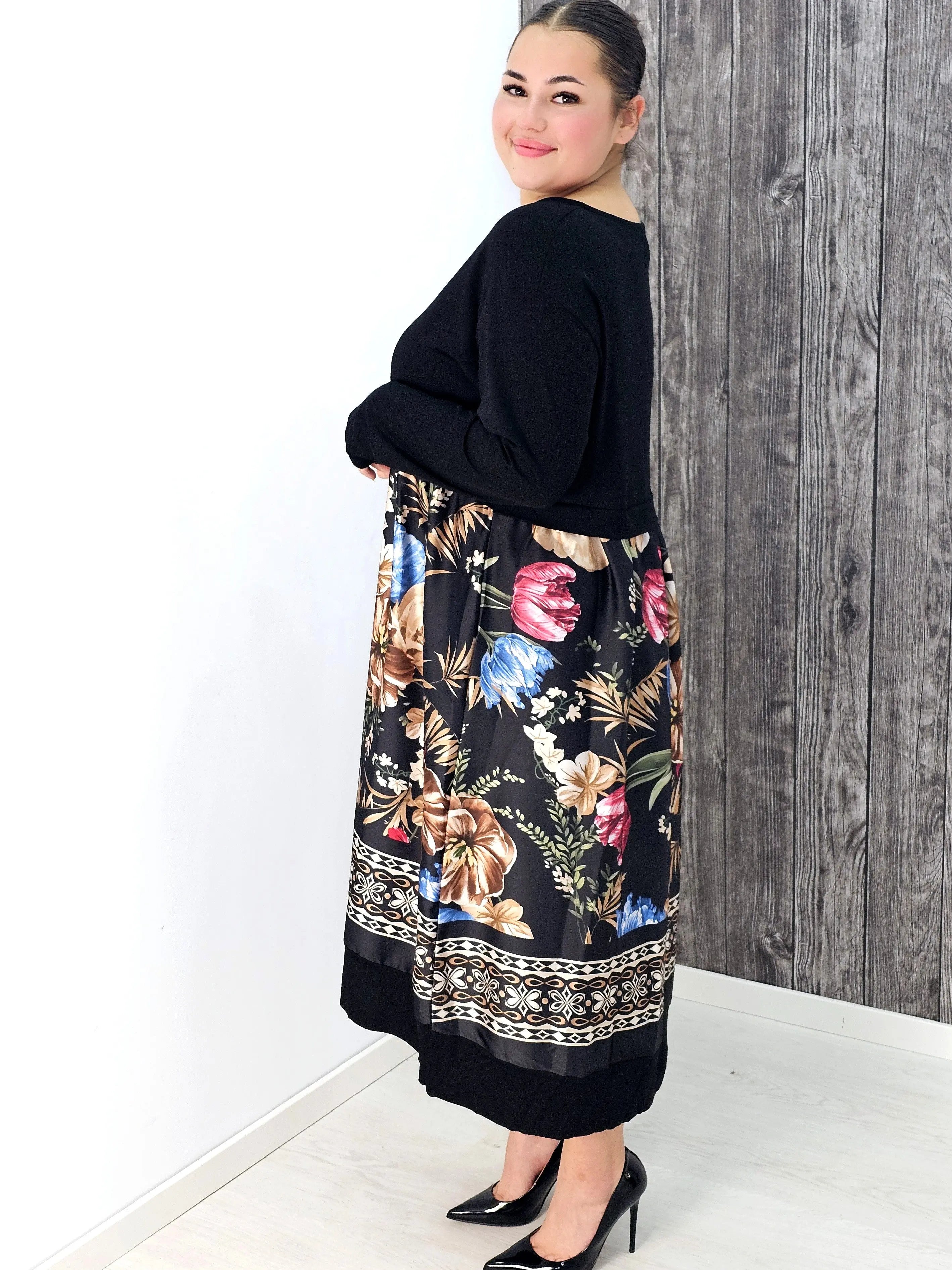 Sukienka midi plus size – elegancja, wygoda i styl w idealnych proporcjach Stylowa XL