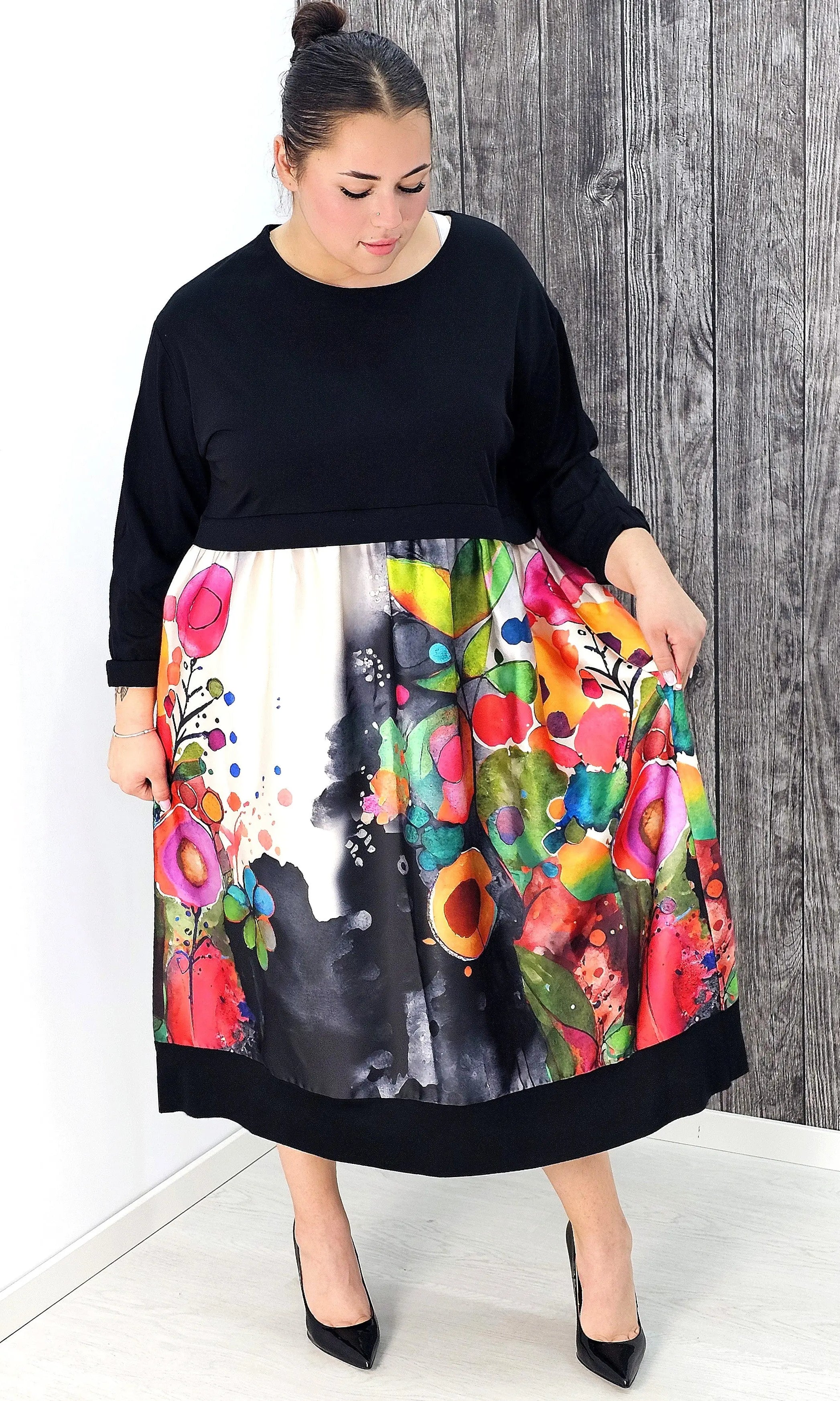 Sukienka midi plus size – elegancka długość i kobiecy krój dla każdej sylwetki Stylowa XL