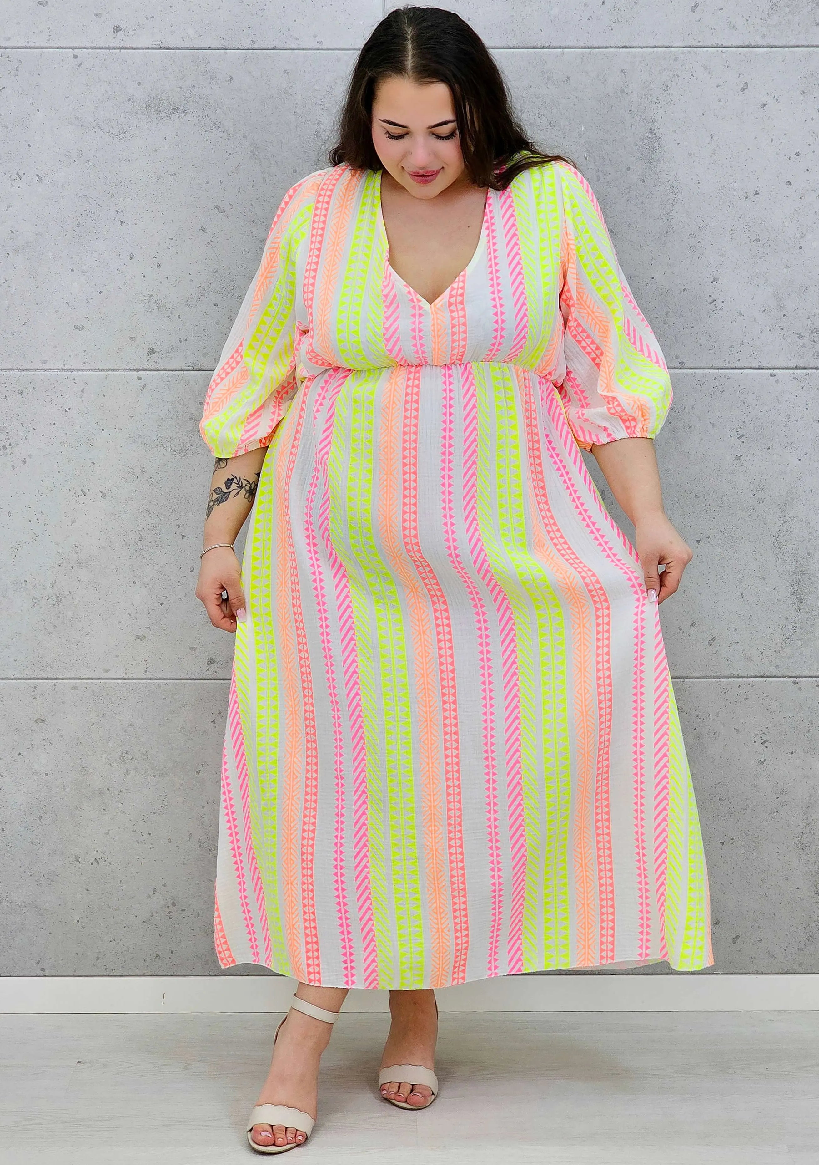 Sukienka midi plus size z głębokim dekoltem i kolorowym wzorem Stylowa XL