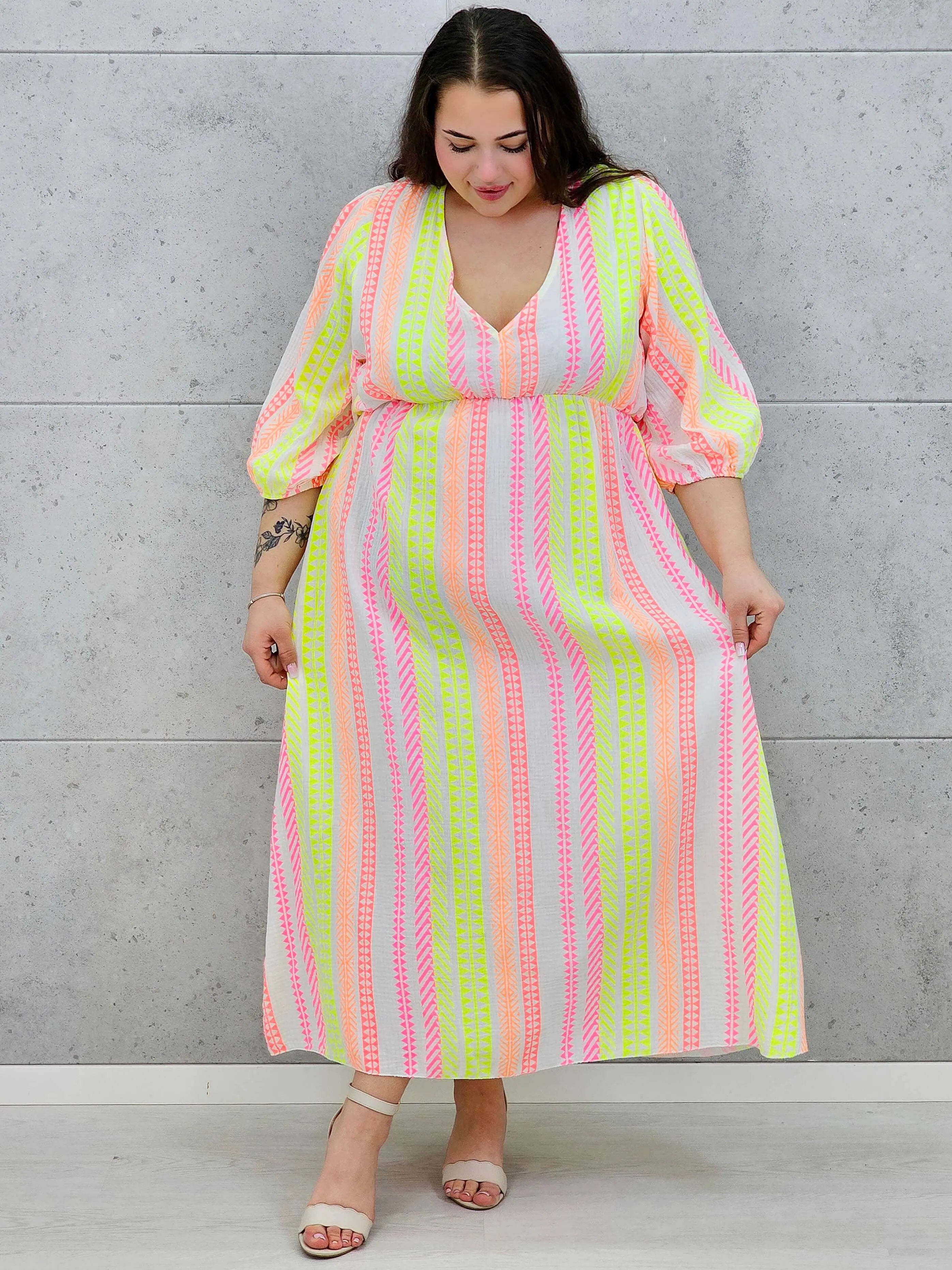 Sukienka midi plus size z głębokim dekoltem i kolorowym wzorem Stylowa XL