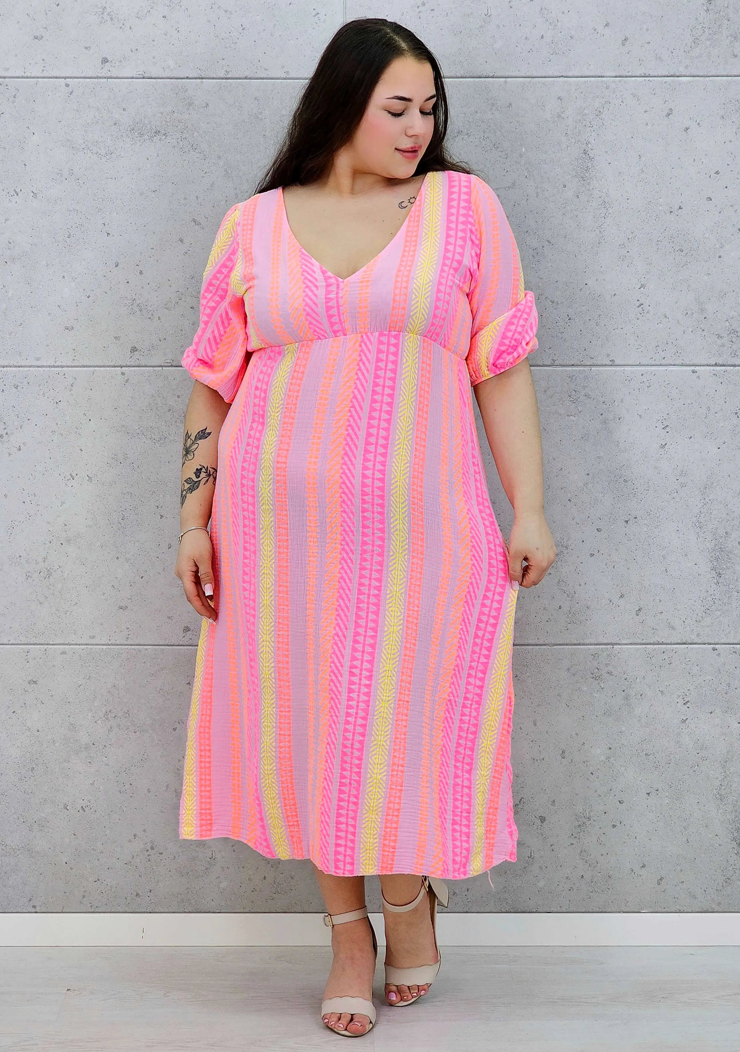 Sukienka midi plus size z głębokim dekoltem i kolorowym wzorem Stylowa XL