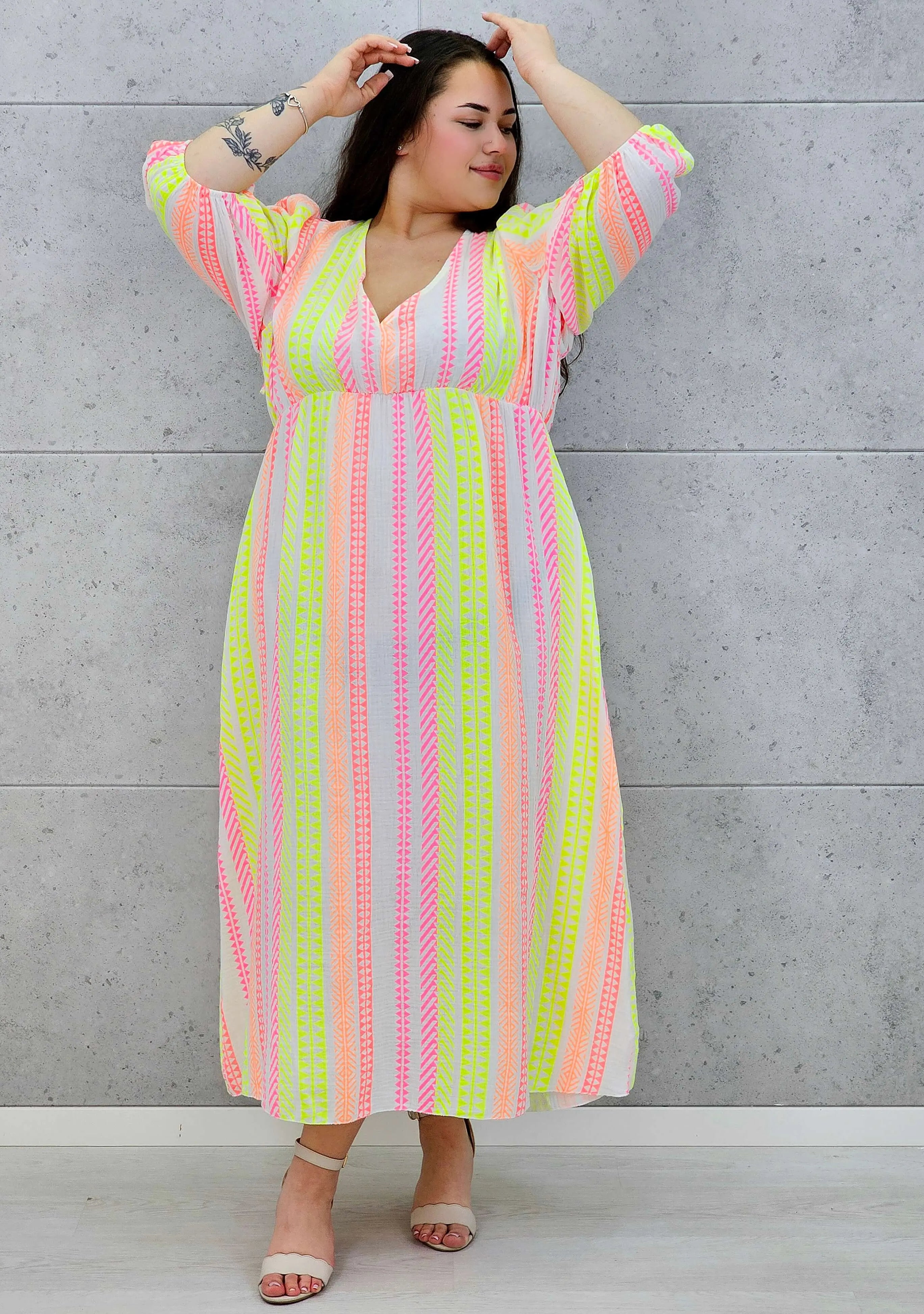 Sukienka midi plus size z głębokim dekoltem i kolorowym wzorem Stylowa XL