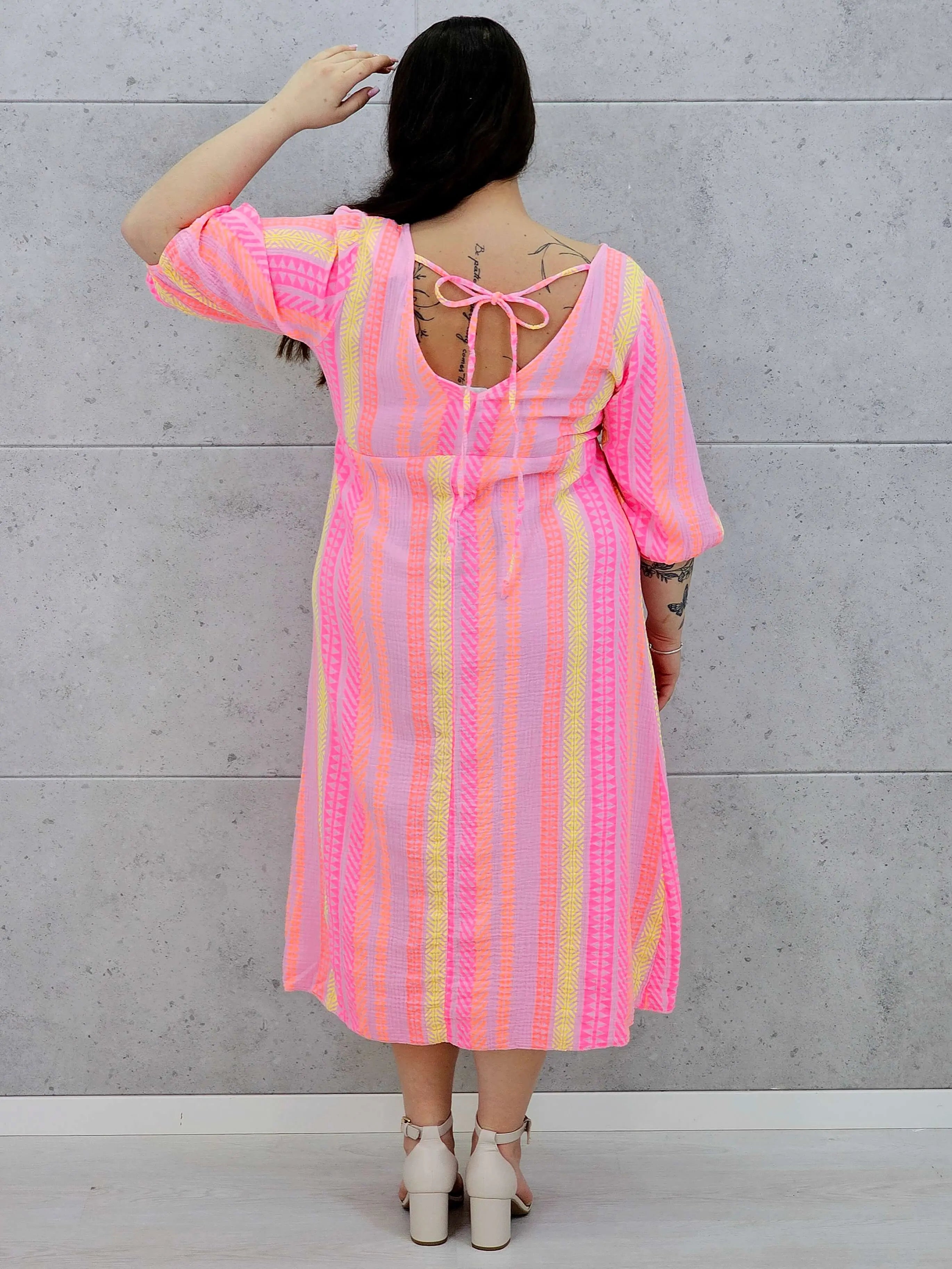 Sukienka midi plus size z głębokim dekoltem i kolorowym wzorem Stylowa XL