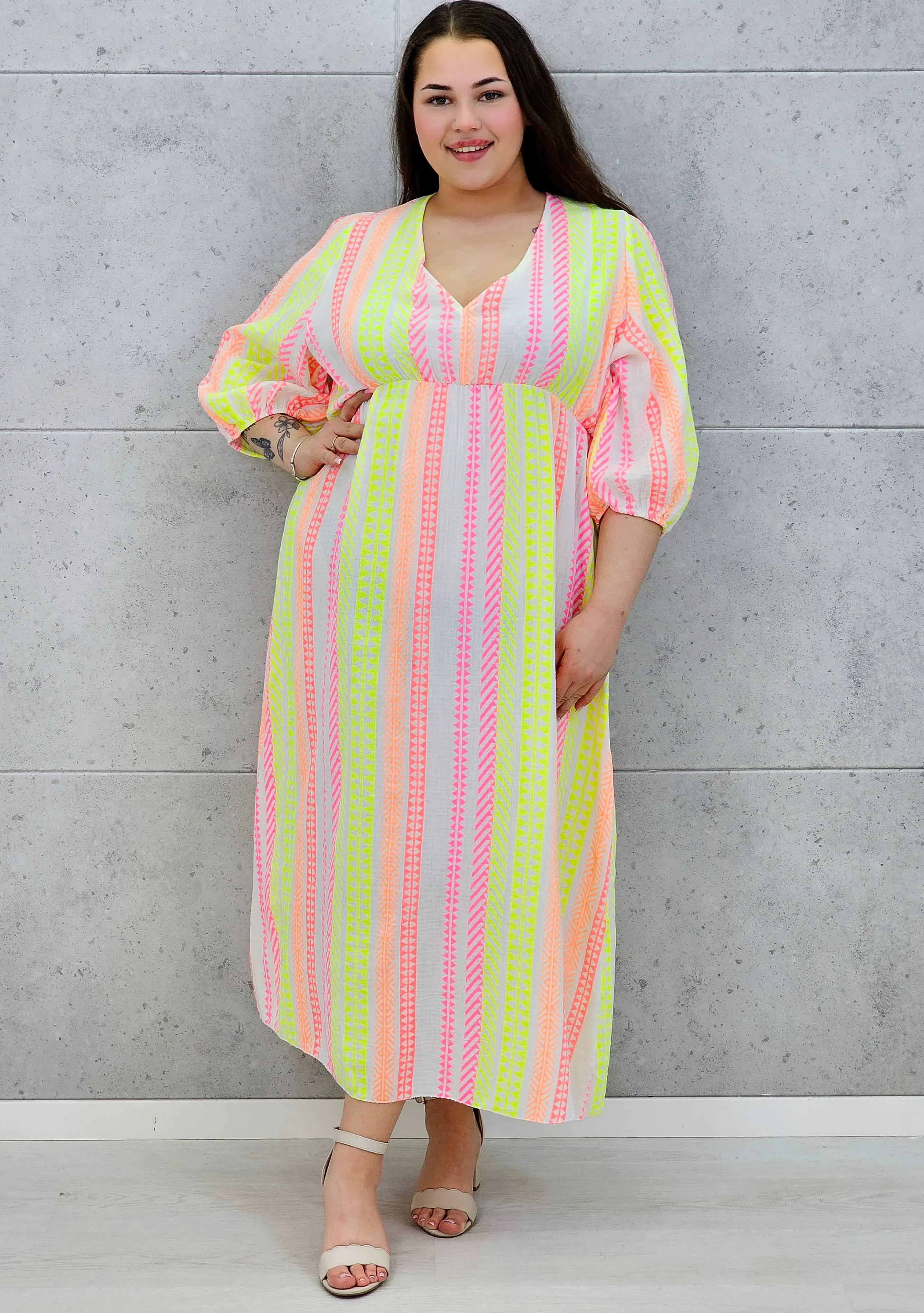 Sukienka midi plus size z głębokim dekoltem i kolorowym wzorem Stylowa XL