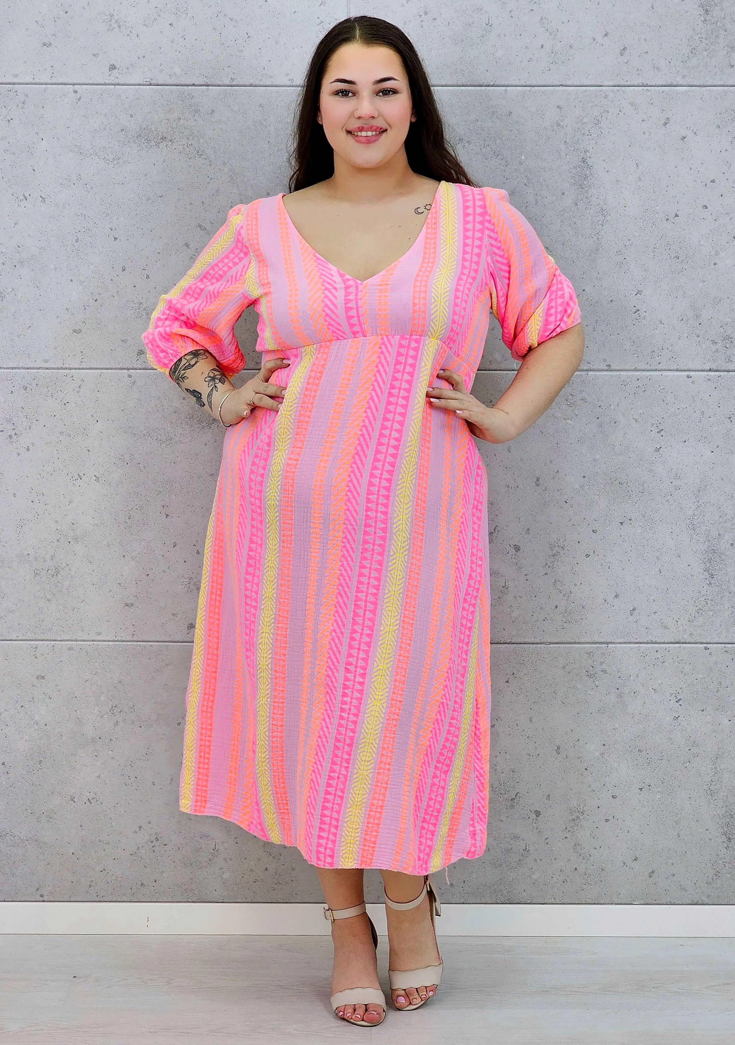 Sukienka midi plus size z głębokim dekoltem i kolorowym wzorem Stylowa XL